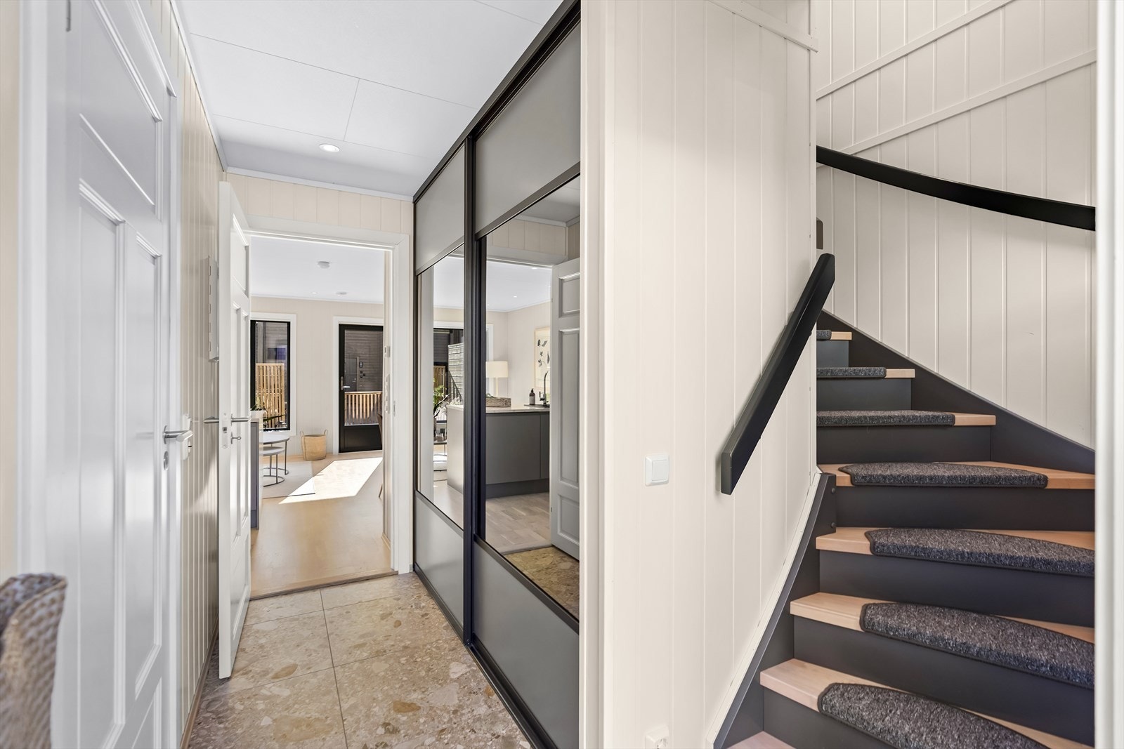 Fra entreen leder en trapp opp til boligens øvre etasje, der soverommene og WC ligger. Galleribilde