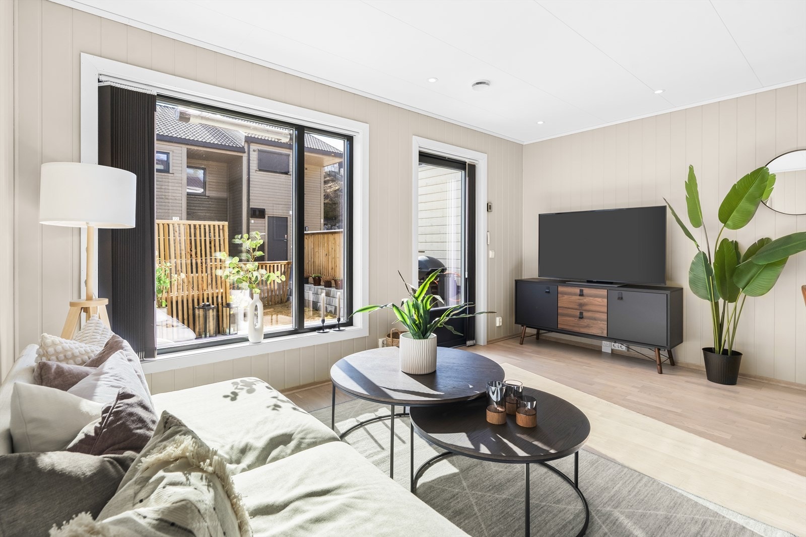 Store vindusflater gir rikelig med naturlig lys og bidrar til en romslig og behagelig atmosfære. Galleribilde