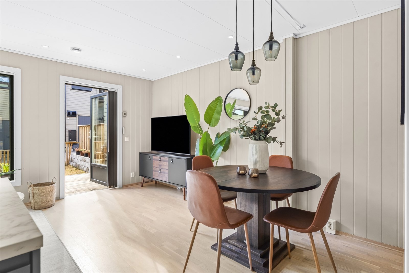 Fra stuen er det utgang til terrasse på 14 m² og en koselig hageflekk, som gir en naturlig forlengelse av oppholdsrommet. Galleribilde