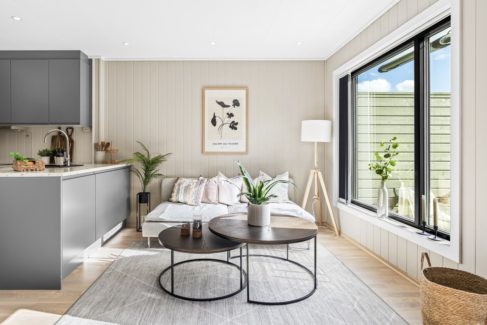 Et nydelig rekkehus over to plan fra 2022 med gjennomgående god standard, beliggende på Smestad i Rælingen. Galleribilde