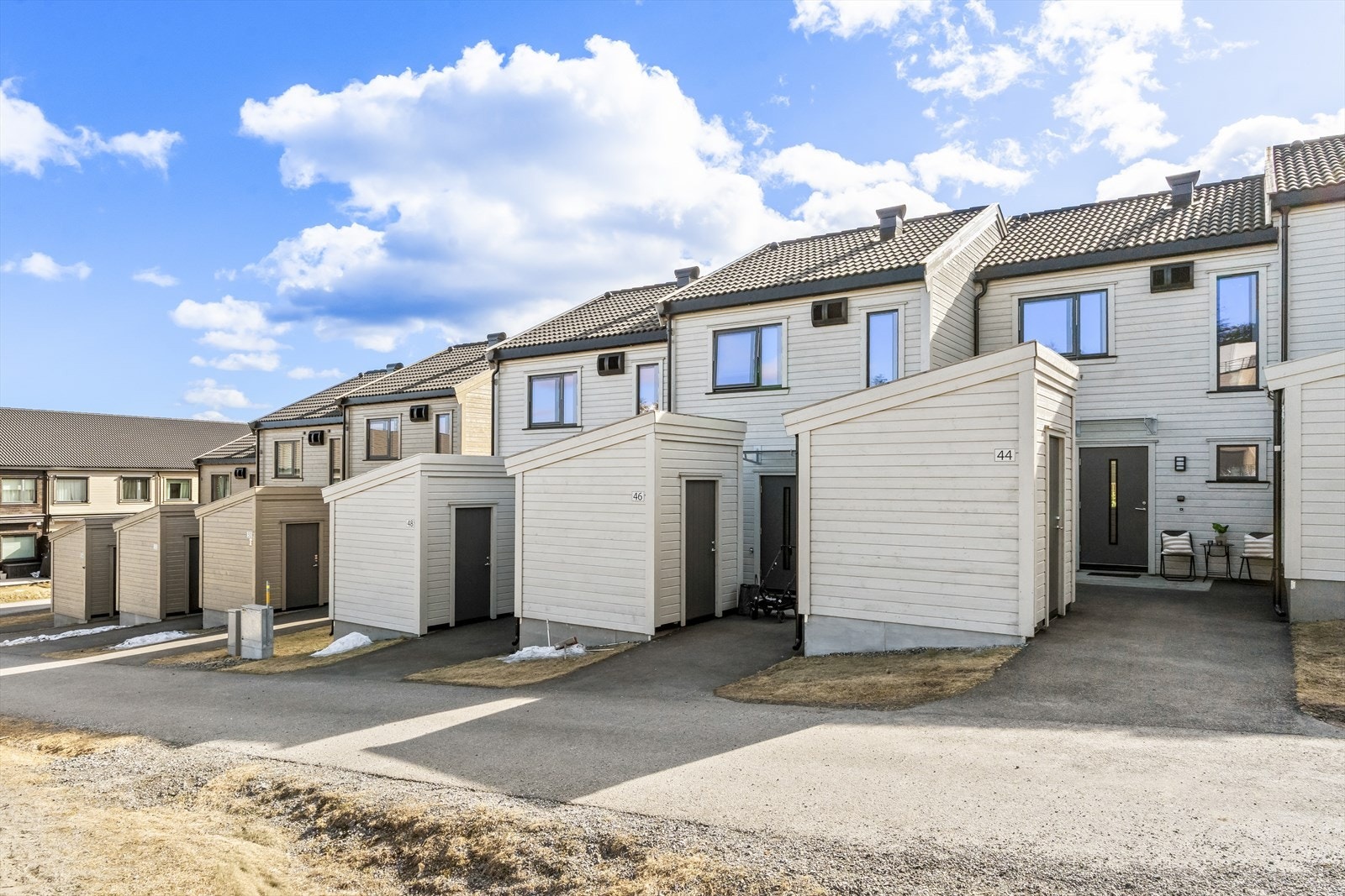 Det er asfaltert adkomst og en utvendig bod på 5 m² for ekstra lagringsplass. Galleribilde