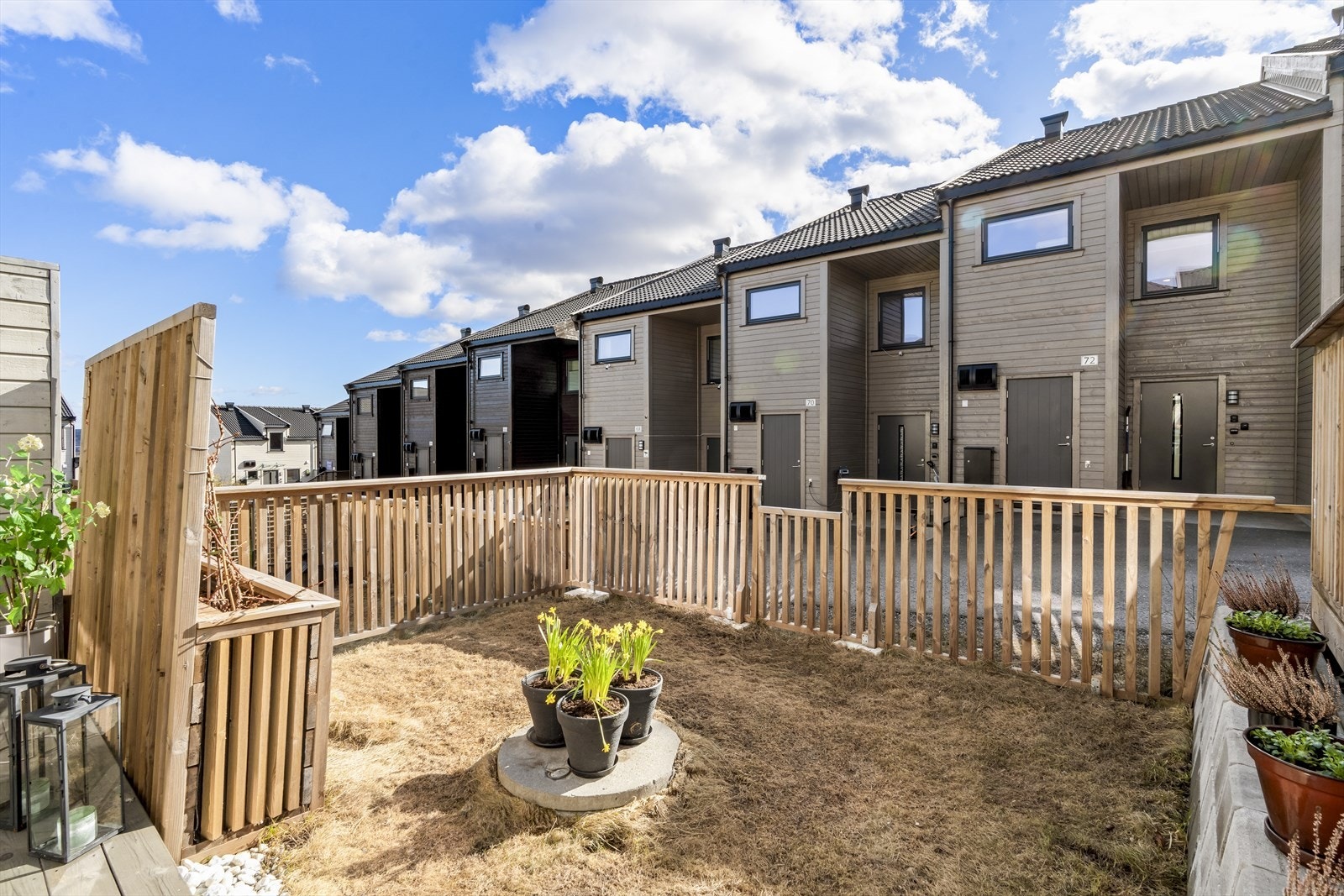 En koselig, inngjerdet hageflekk - perfekt for enkel beplantning eller som et lite grøntområde. Galleribilde