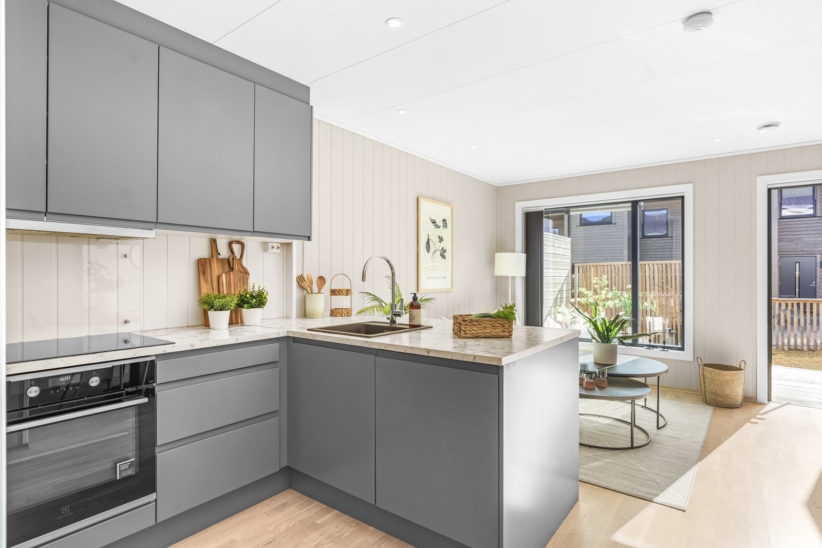 Av hvitevarer medfølger integrert stekeovn med nedfelt platetopp, oppvaskmaskin samt kombiskap. Galleribilde