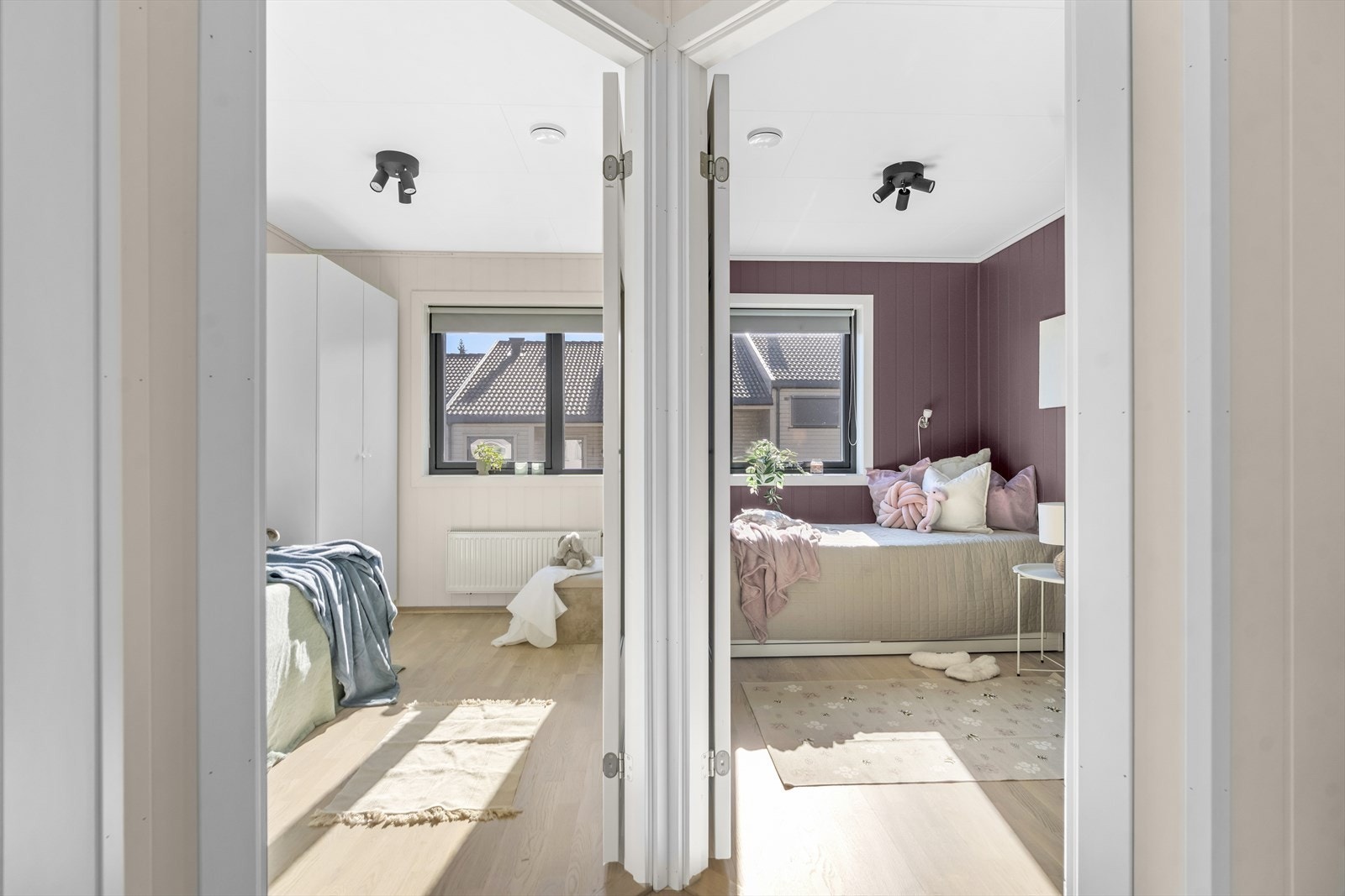 De øvrige soverommene holder også gode størrelser og egner seg utmerket som barnerom, gjesterom eller kontor. Galleribilde