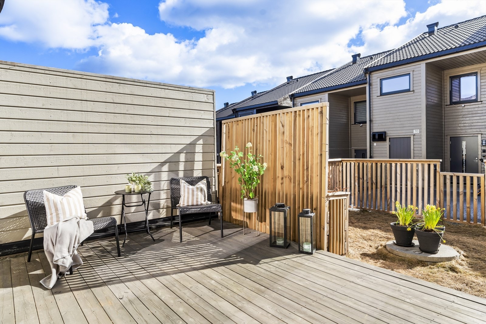 Terrassen er delvis skjermet med levegg, som gir en lun og privat atmosfære. Galleribilde