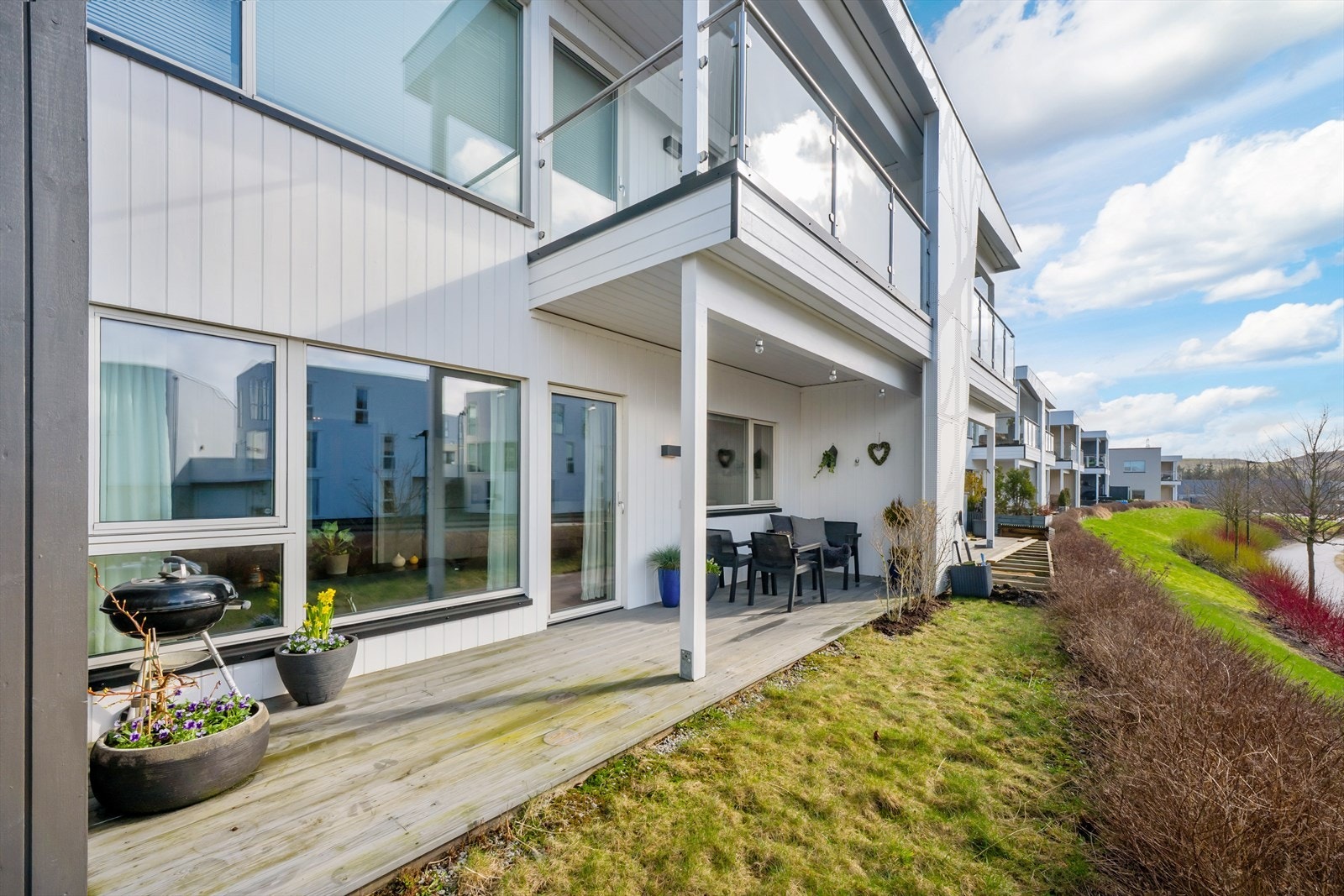 Med leiligheten følger markterrasse som er delvis takoverbygget. Mulighet for å utvide terrassen frem til hekk. Galleribilde