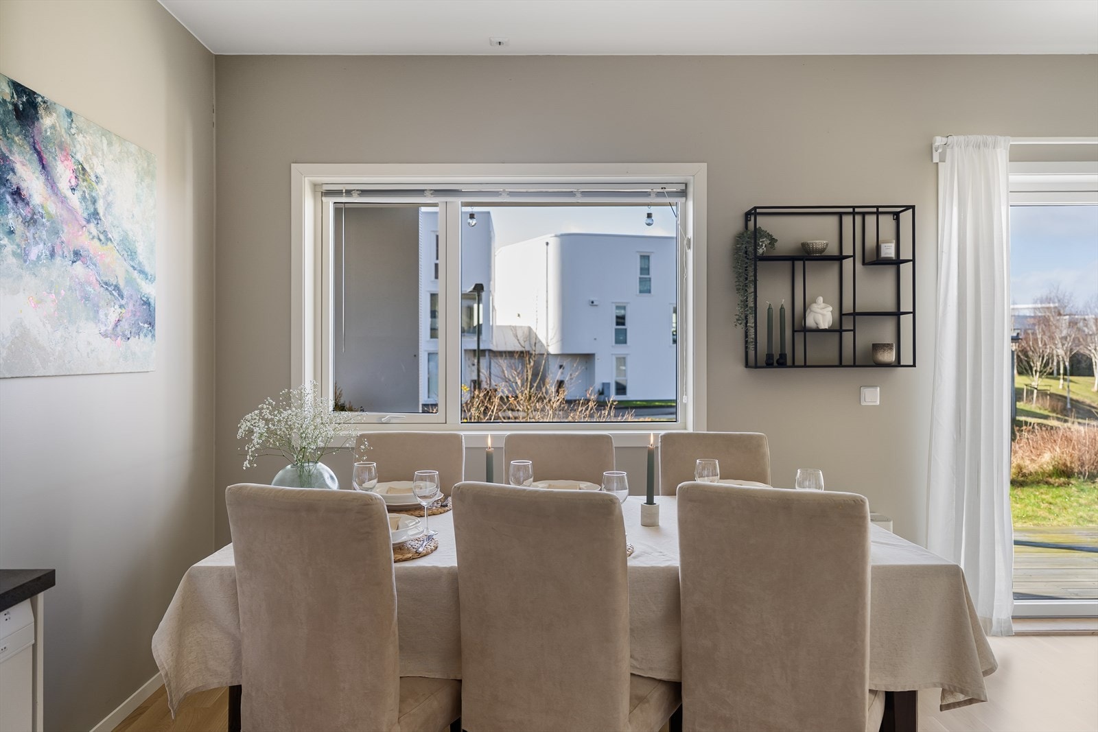 Spiseplass i tilknytning til kjøkkenet Galleribilde