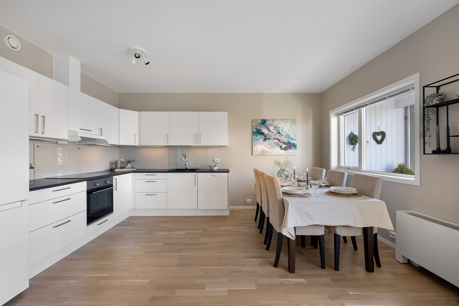 Tidløst, moderne kjøkken med integrert stekeovn og platetopp. Galleribilde