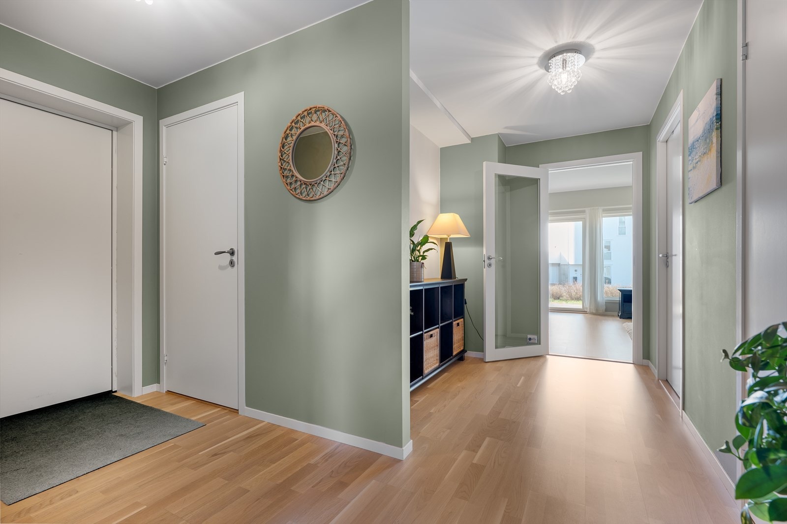 Velkommen inn! Rett innenfor døren er det tilgang på praktisk vaskerom. I gangen er det plass til klesoppbevaring og garderobeløsning. Galleribilde