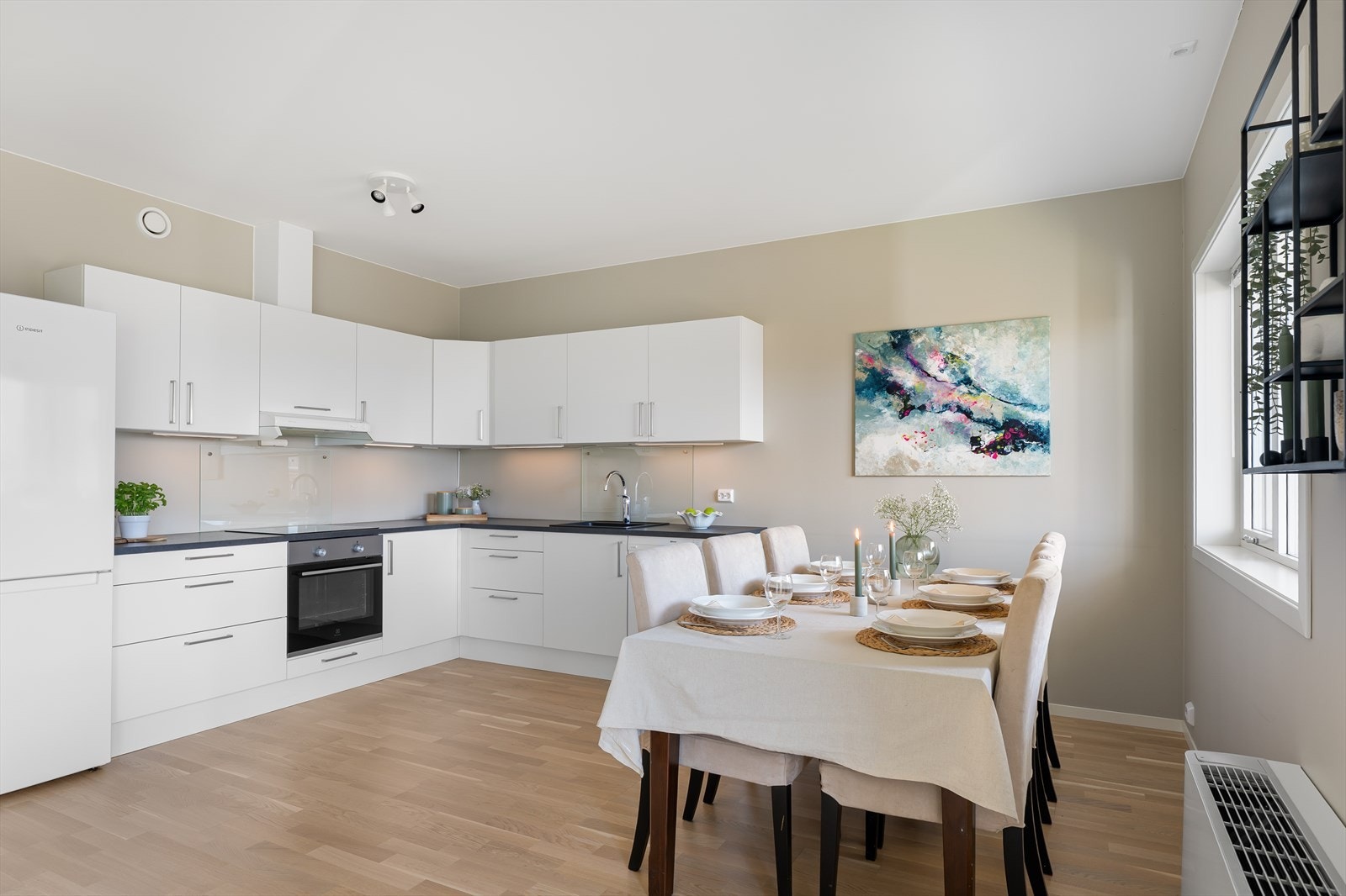 Leiligheten har svært god planløsning. God plass til spisebord og stoler. Galleribilde