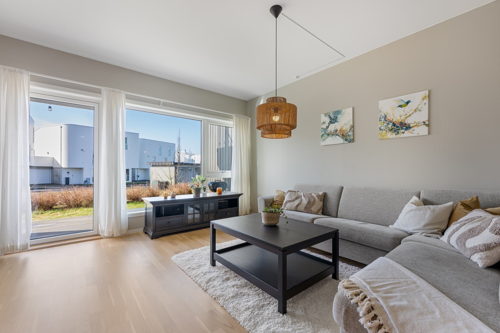 Velkommen til Geilen 19! Tiltalende 3-roms leilighet med enkel adkomst på bakkeplan fra 2021. Galleribilde