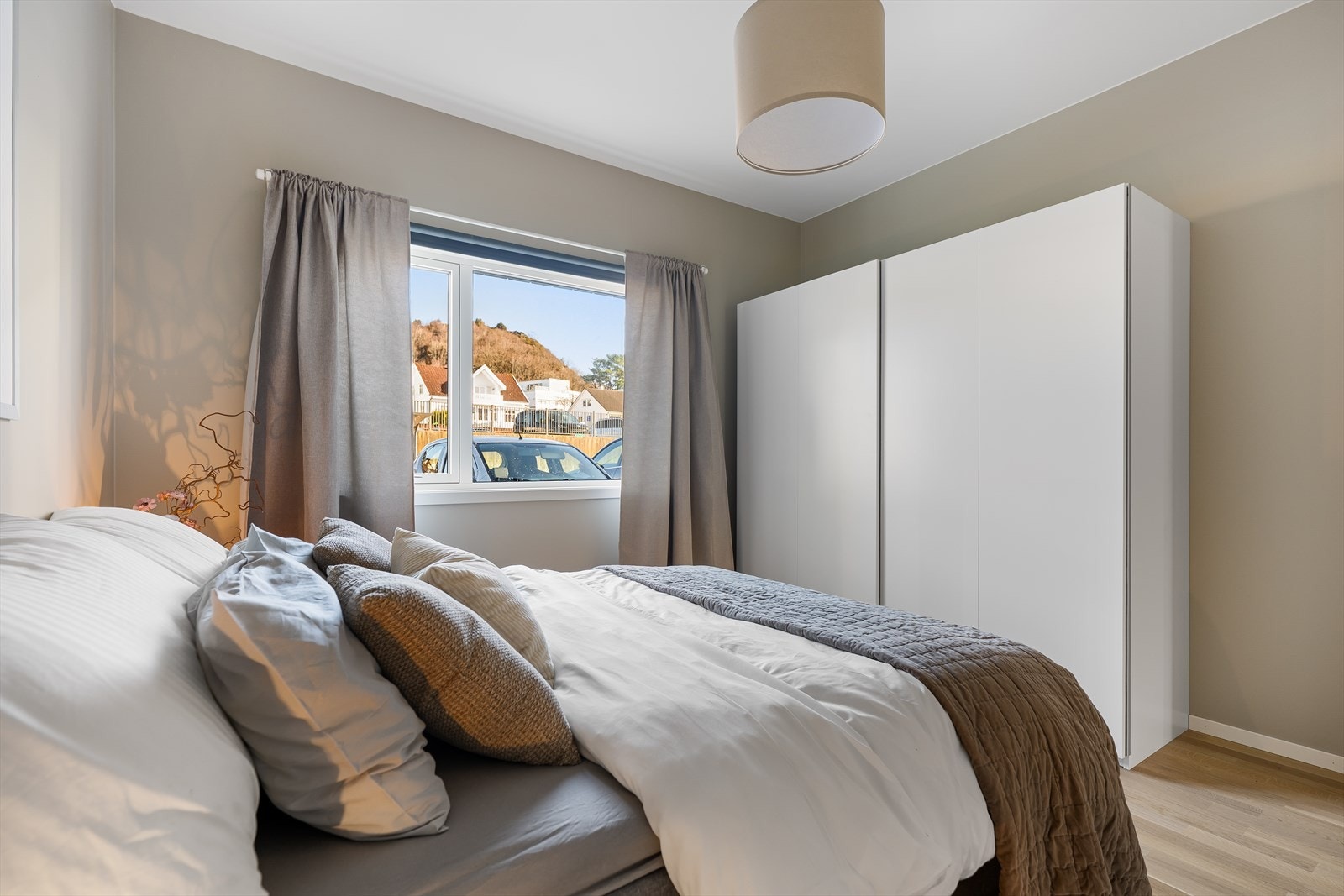 Skyvedørsgarderobe med god plass til klesoppbevaring. Galleribilde