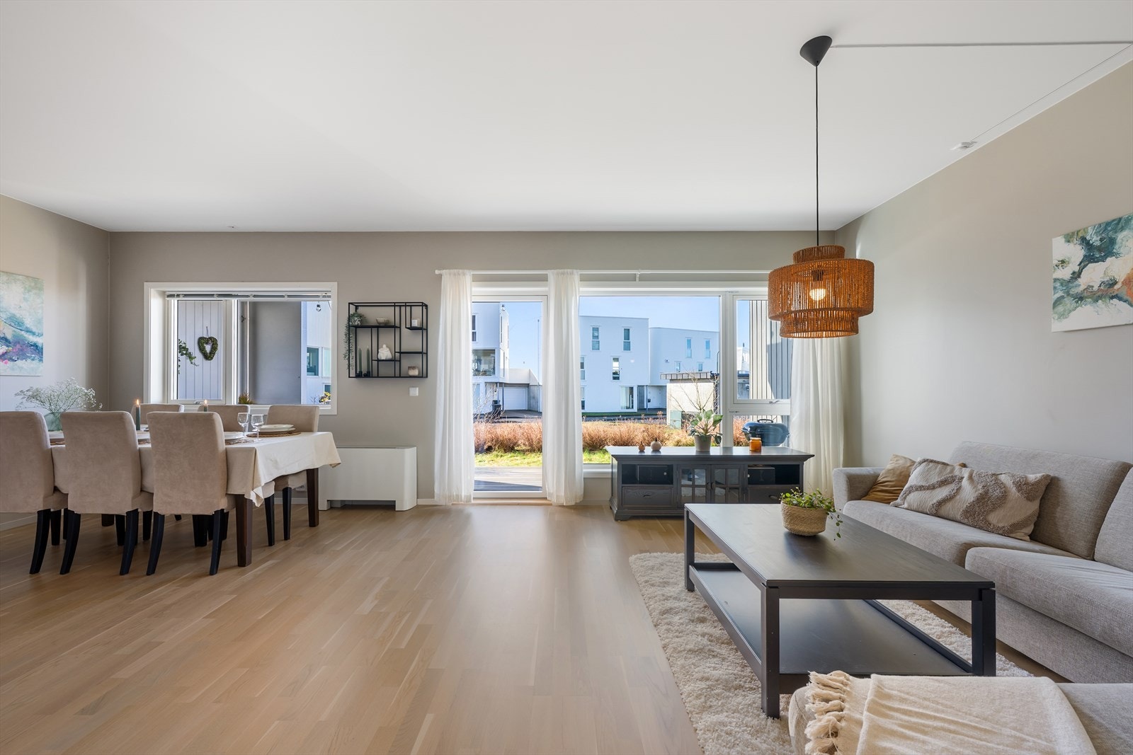 Lys og fin stue med åpen løsning. Galleribilde