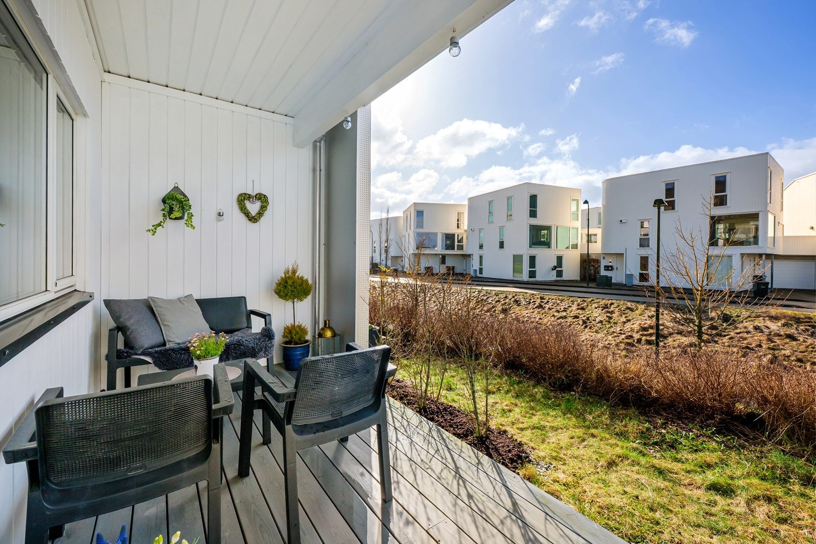 Terrassen er lun og solrik med orientering mot sør-sørvest. Galleribilde