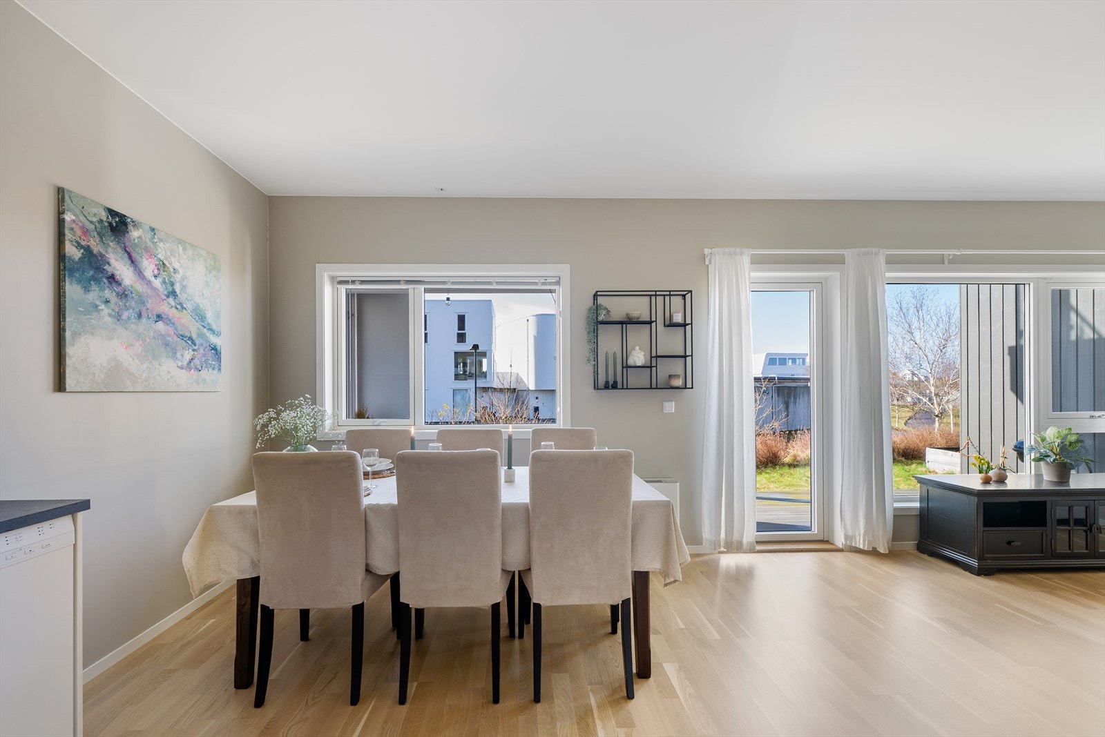 Utgang fra stuen til solrik markterrasse. Galleribilde