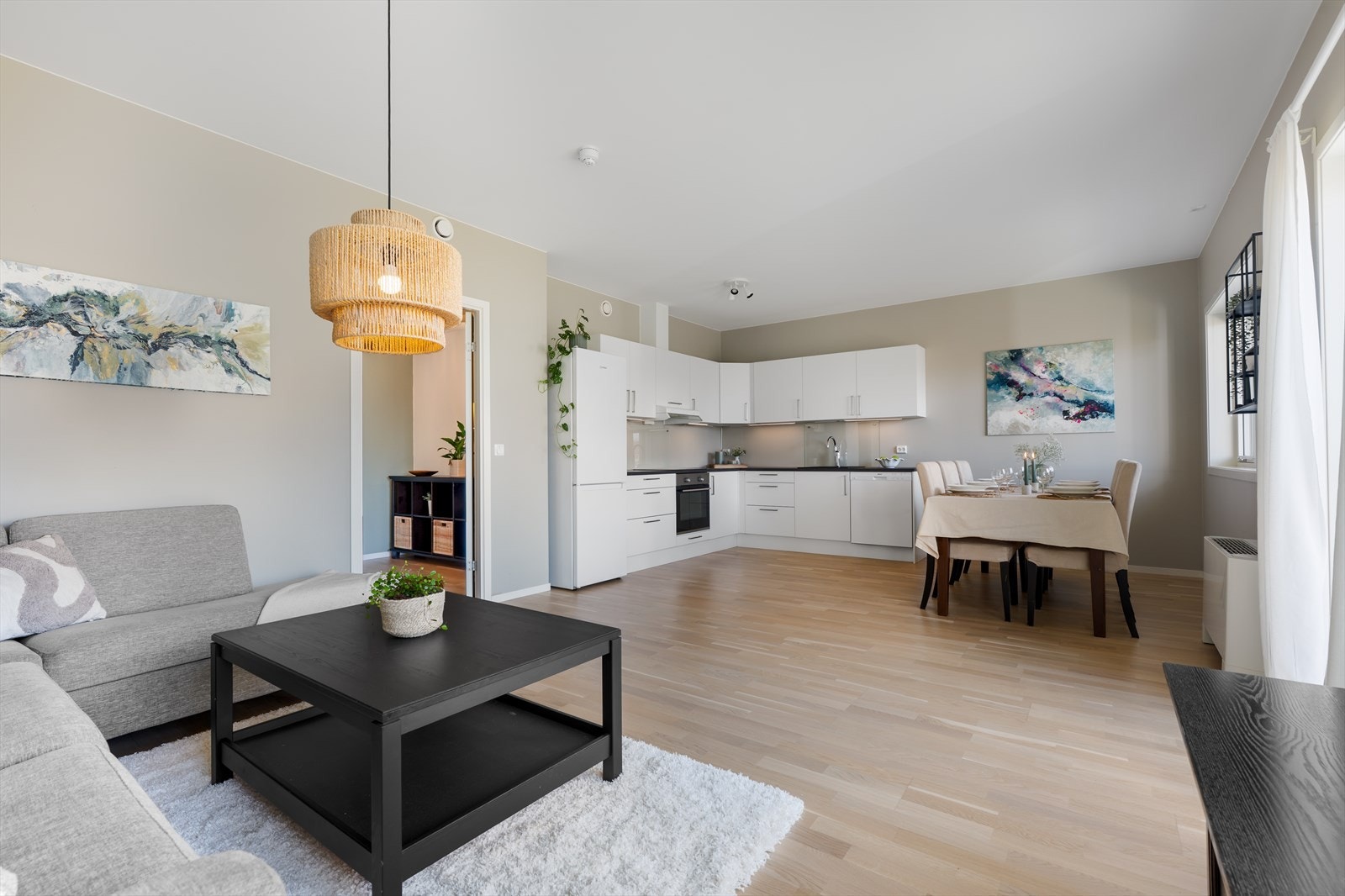 Slette overflater, parkett på gulv, listefri overgang mellom tak og himling, malt i moderne farger. Galleribilde