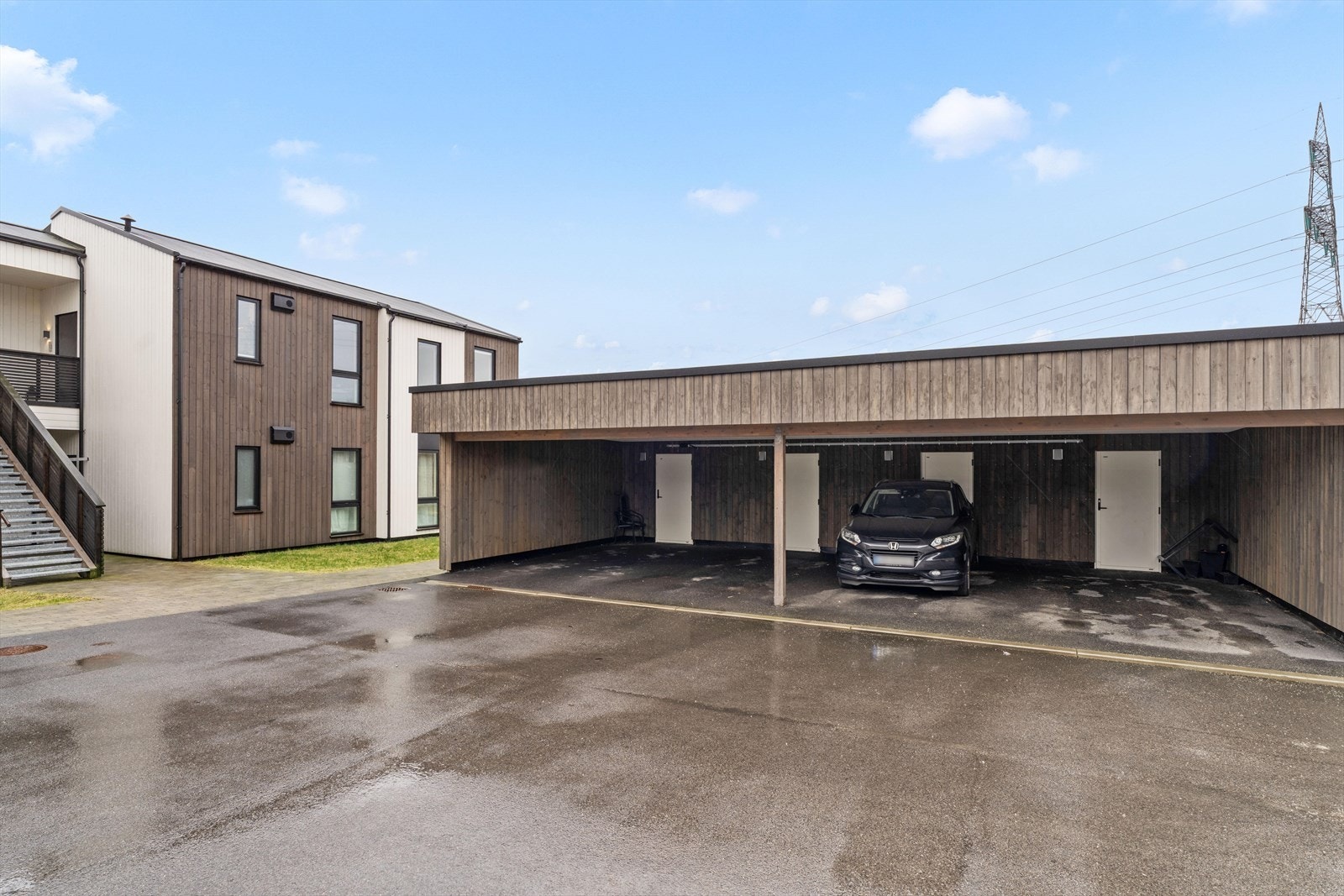 Romslig gårdsplass Galleribilde