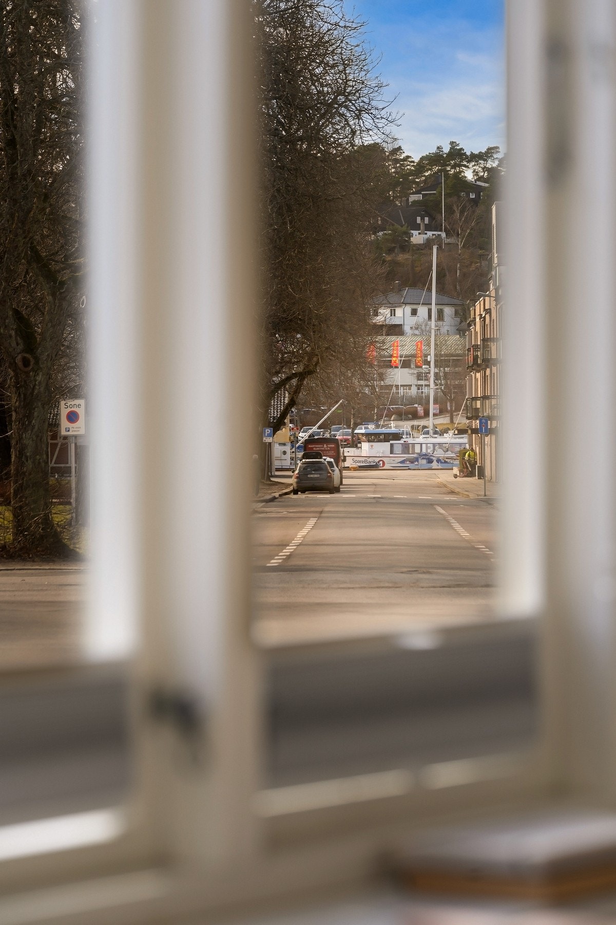 Rikelig med lysinnslipp i stue/kjøkken og utsikt mot Phønix Gate Galleribilde