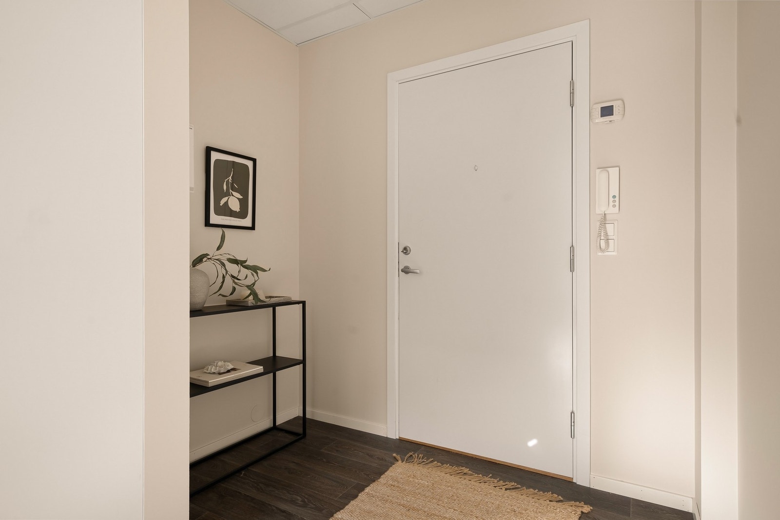 Gang med avsatt plass til garderobeløsning Galleribilde