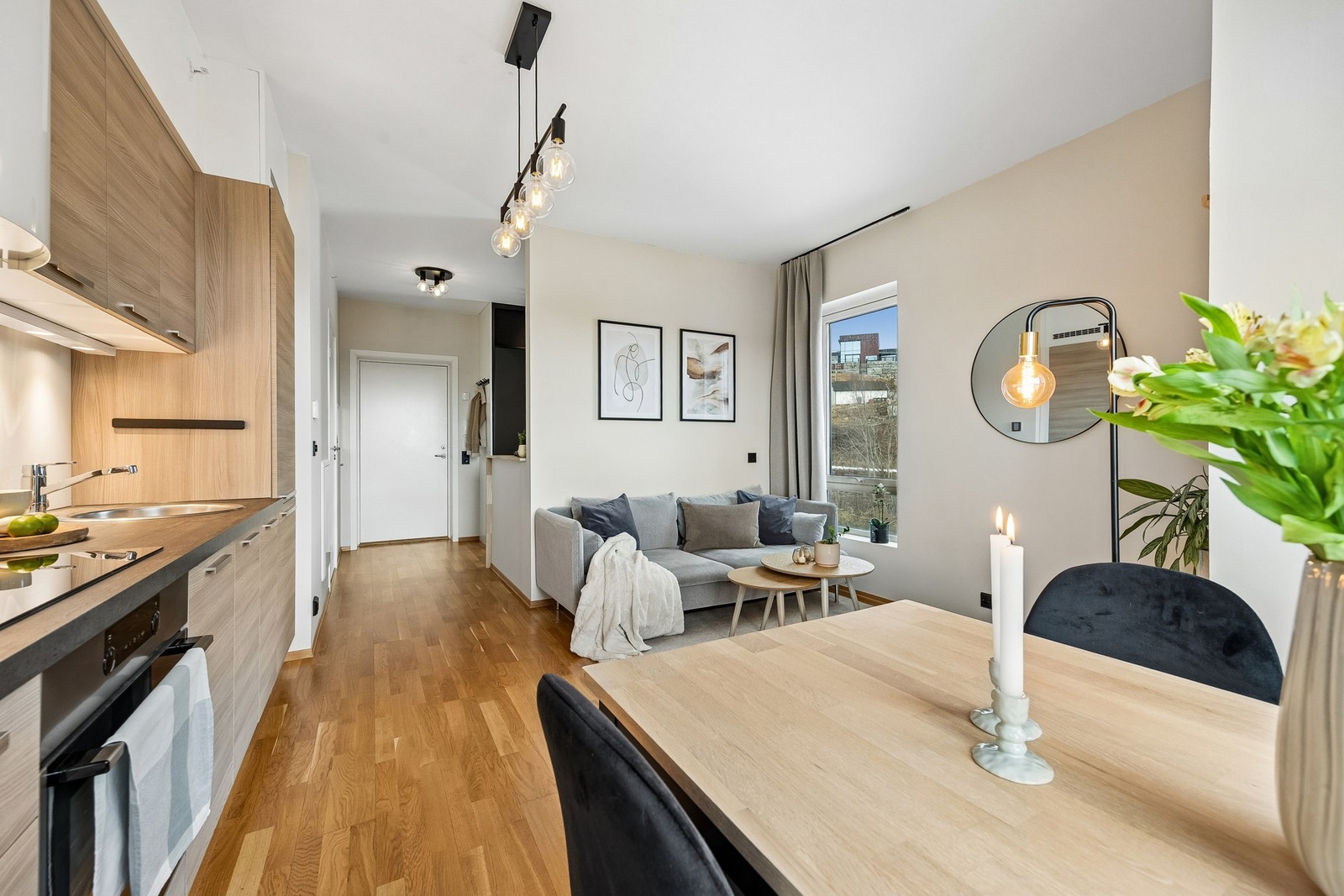 Boligen er tilknyttet fjernvarmeanlegg, noe som sikrer forutsigbar og effektiv oppvarming. Galleribilde