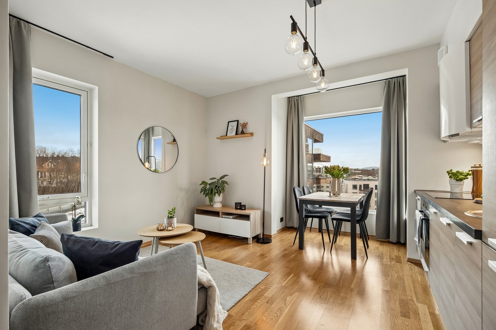Stuen har en sosial planløsning som skaper naturlig plass til en spisegruppe. Galleribilde