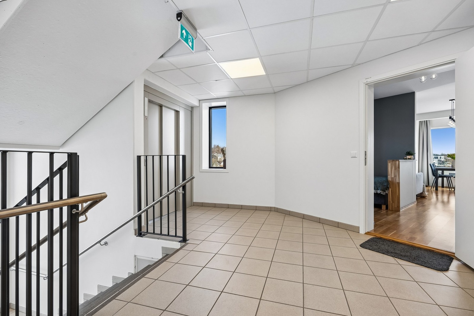 Leiligheten ligger i byggets 5. etasje og har enkel adkomst via felles gangareal. Galleribilde