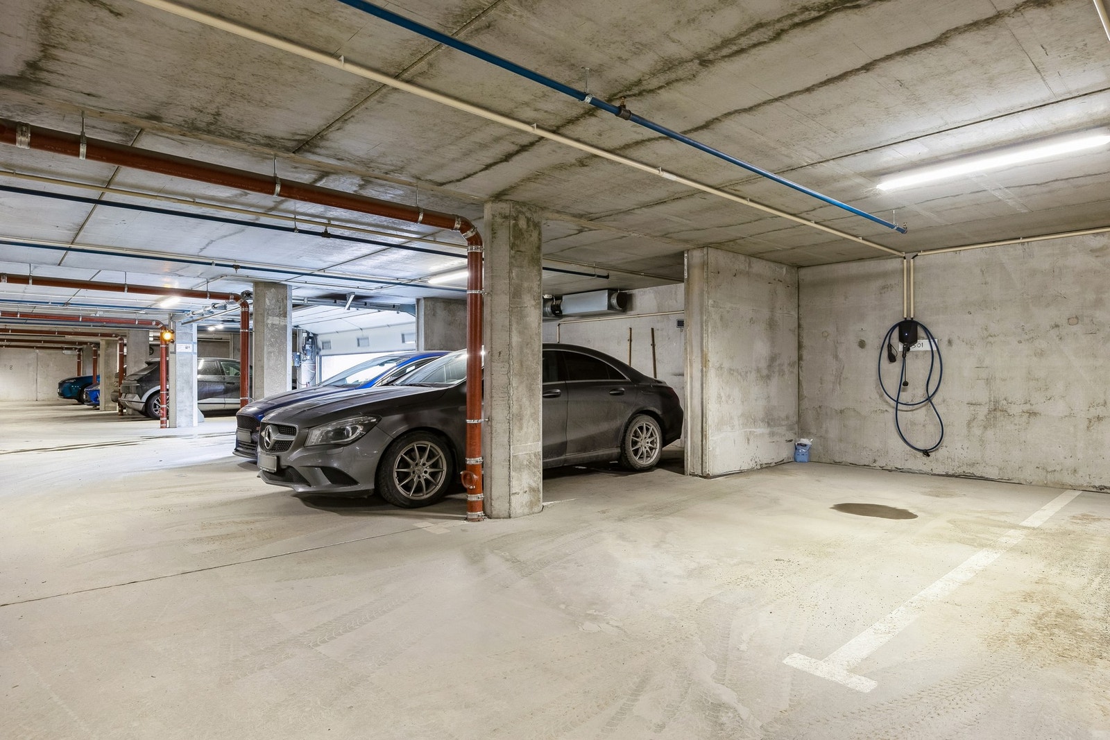 Parkeringsplass i kjeller med enkel adkomst, en sjelden og ettertraktet fordel i området. Galleribilde