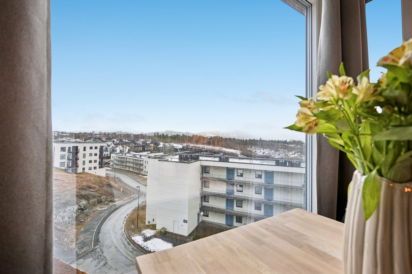 Fra leiligheten har man en fin utsikt over nærområdet med gode lysforhold. Galleribilde