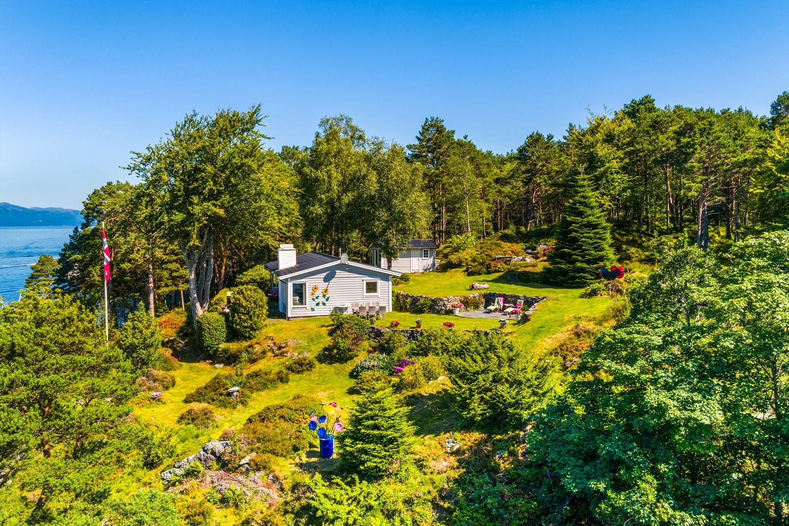 Eiendommen er flott opparbeidet med flere kunstverk og fine uteområder. Galleribilde