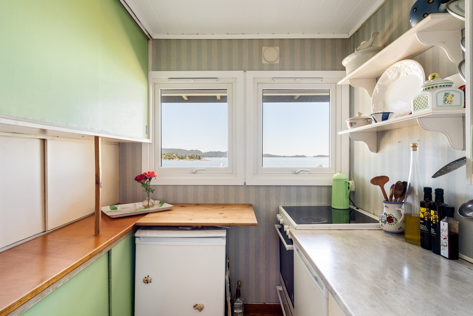 Kjøkken med godt med skap- og benkeplass. Galleribilde