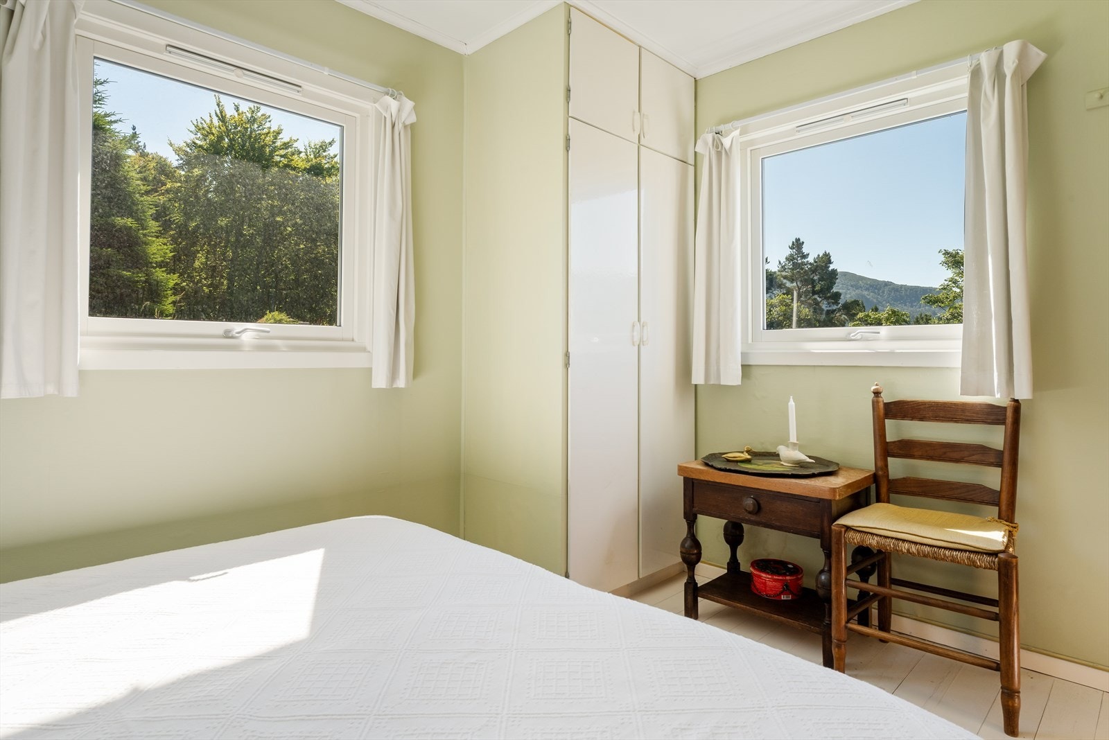 Alle soverom med glassbygget garderobeskap. Galleribilde