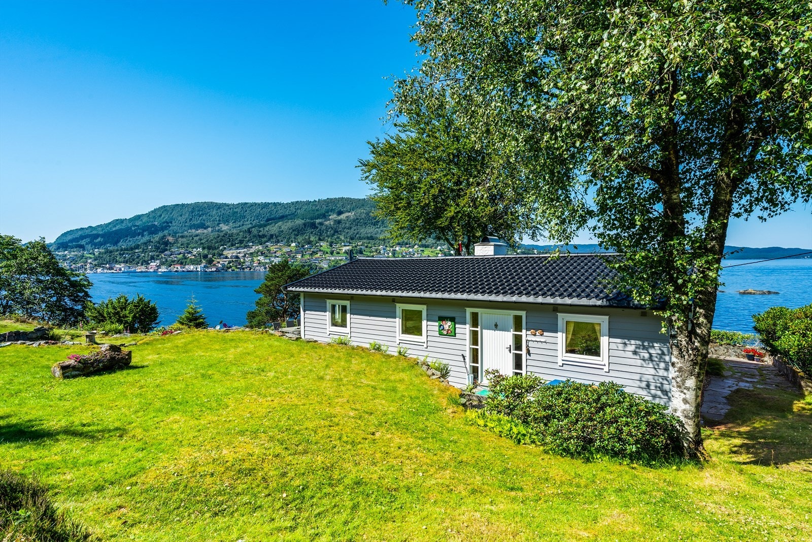 Hytten har en eksepsjonell beliggenhet tett på Bjørnafjorden og byr på en lang strandlinje. Galleribilde