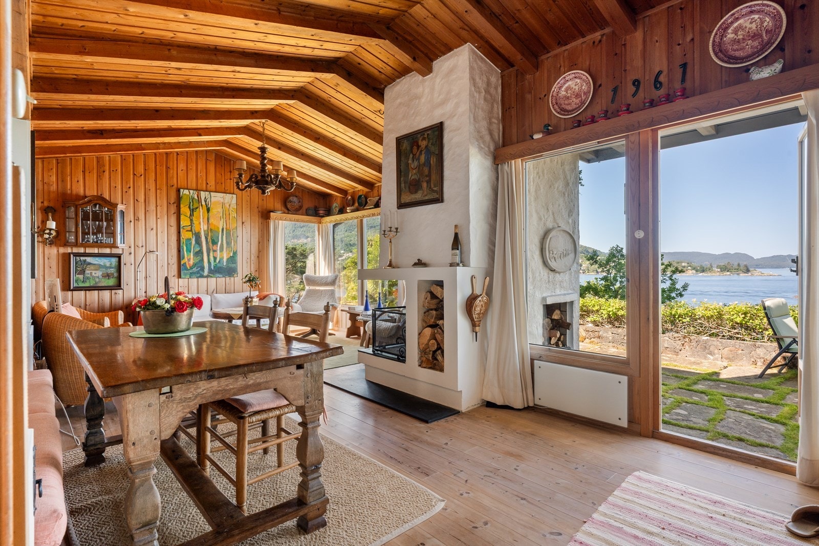 Hyttens stue er på romslige 26, 8 kvm med store vindusflater og fantastisk utsikt. Galleribilde