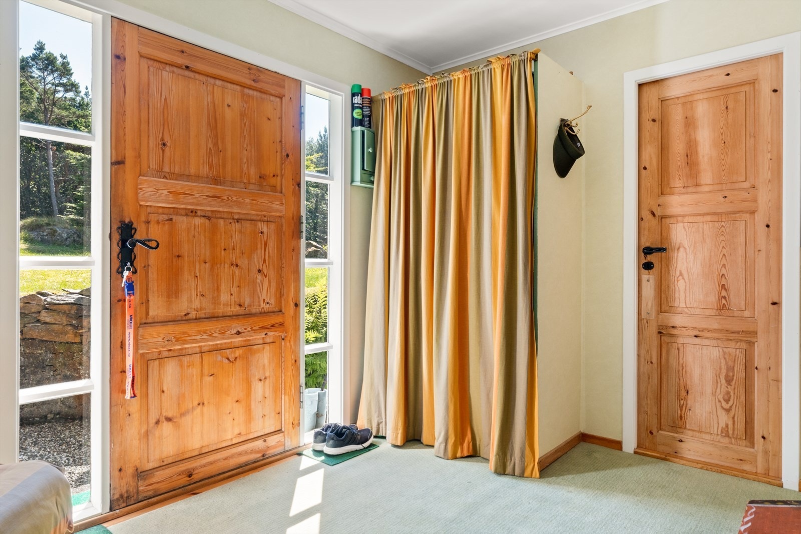 Velkommen inn i en romslig entré på ca. 8 kvm. Galleribilde