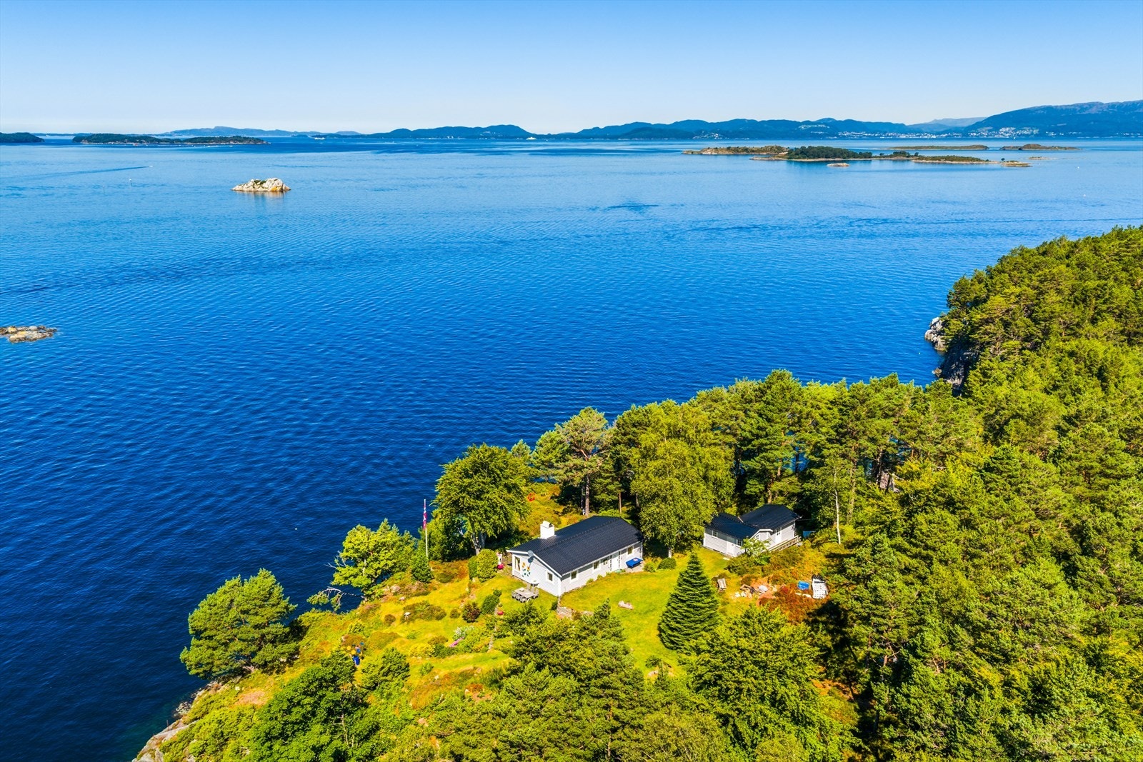 Hytte med land sjølinje, tett på Bjørnafjorden. Galleribilde