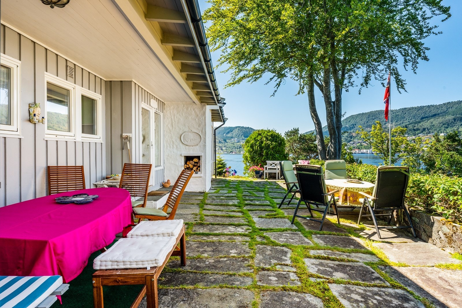 Uteplass med flere sitteplasser. Galleribilde