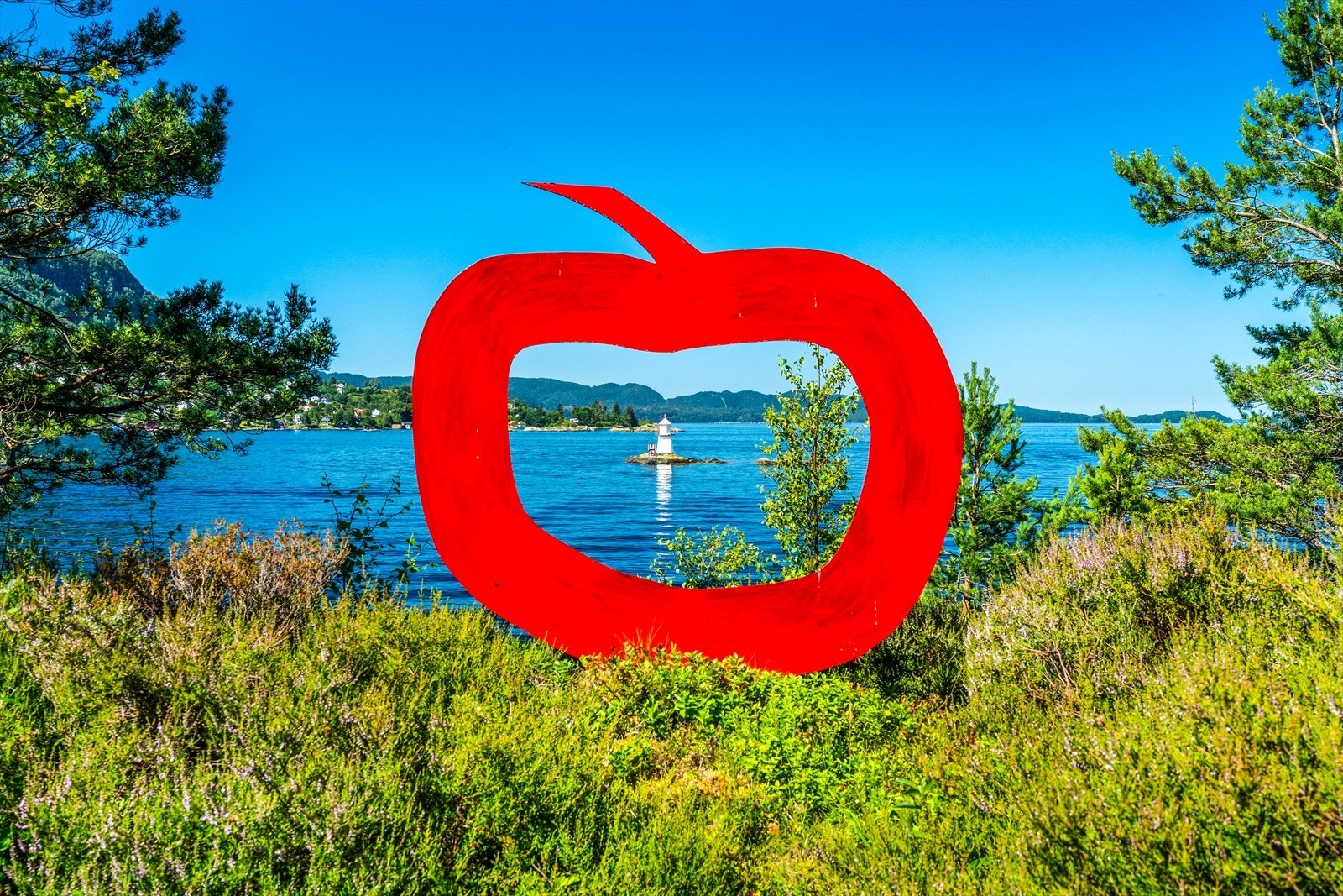 Selger er en dyktig kunstner og flere steder på tomten er det satt opp flotte figurer. Galleribilde