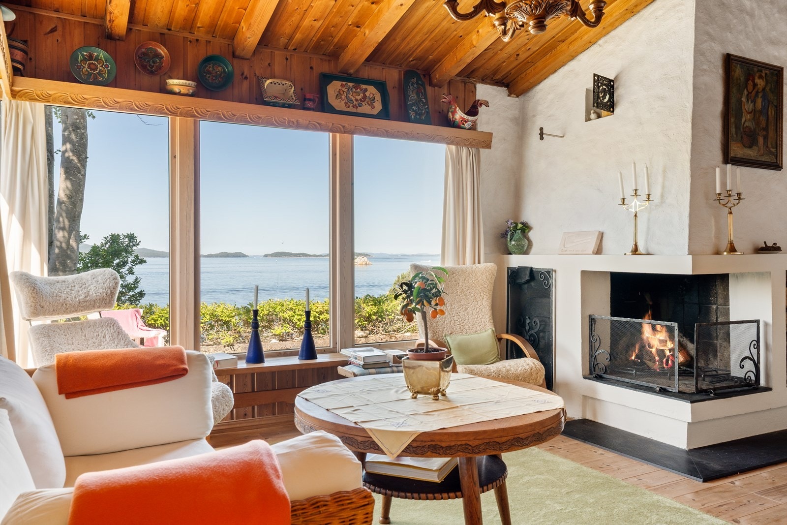 Flere av hyttens vinduer er fra 2018. Galleribilde