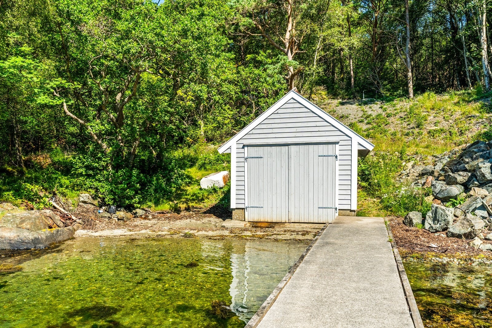 Nøst med bygge og flytebrygge. (Ikke bygge meldt, men fra samme byggeår som hytten) Galleribilde