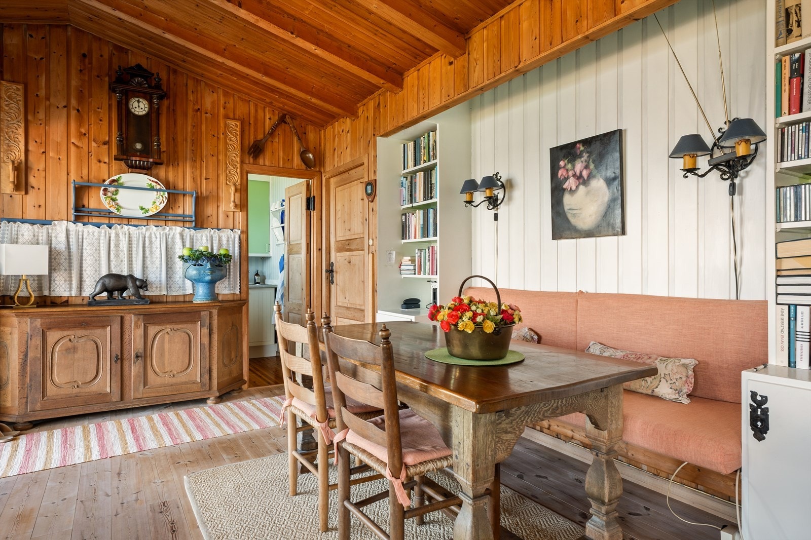 Vegg i vegg med stue er et trivelig kjøkken. Galleribilde