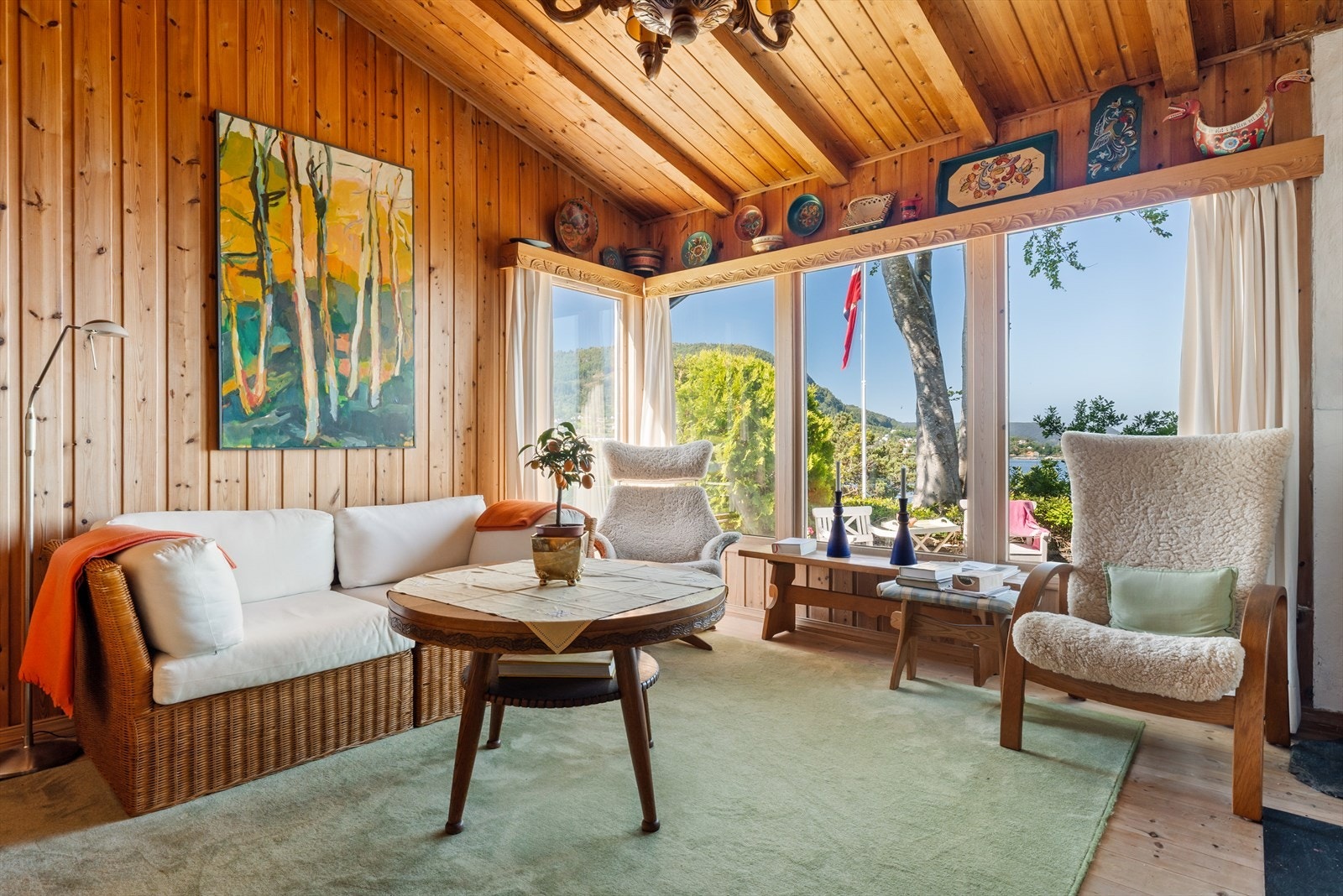 Det ble lagt nytt furugulv i hytten i ca. 2016. Galleribilde