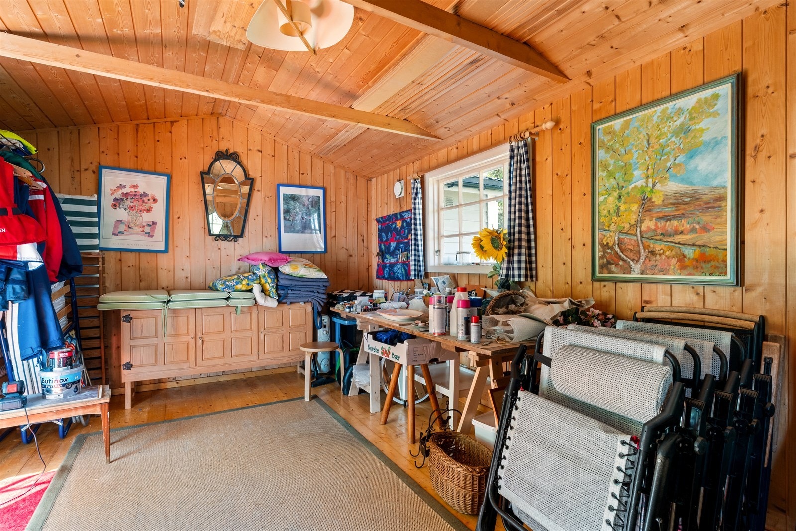 Anneksets andre rom er av god størrelse og kan brukes som allrom. I dag brukt som lagring og hobbyrom. Galleribilde