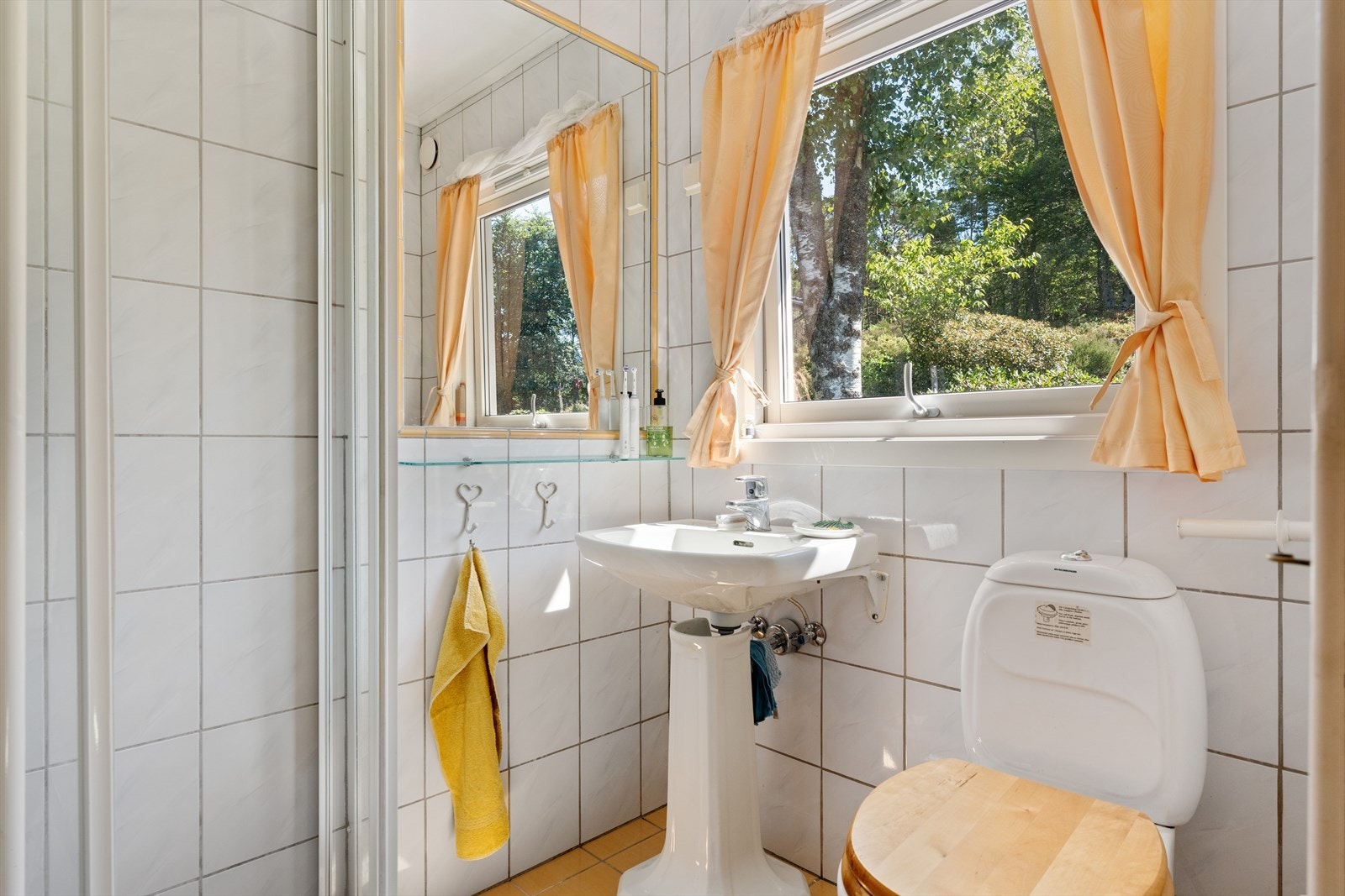 Hyttens bad er helfliset med varmekabler og dusjkabinett. Galleribilde