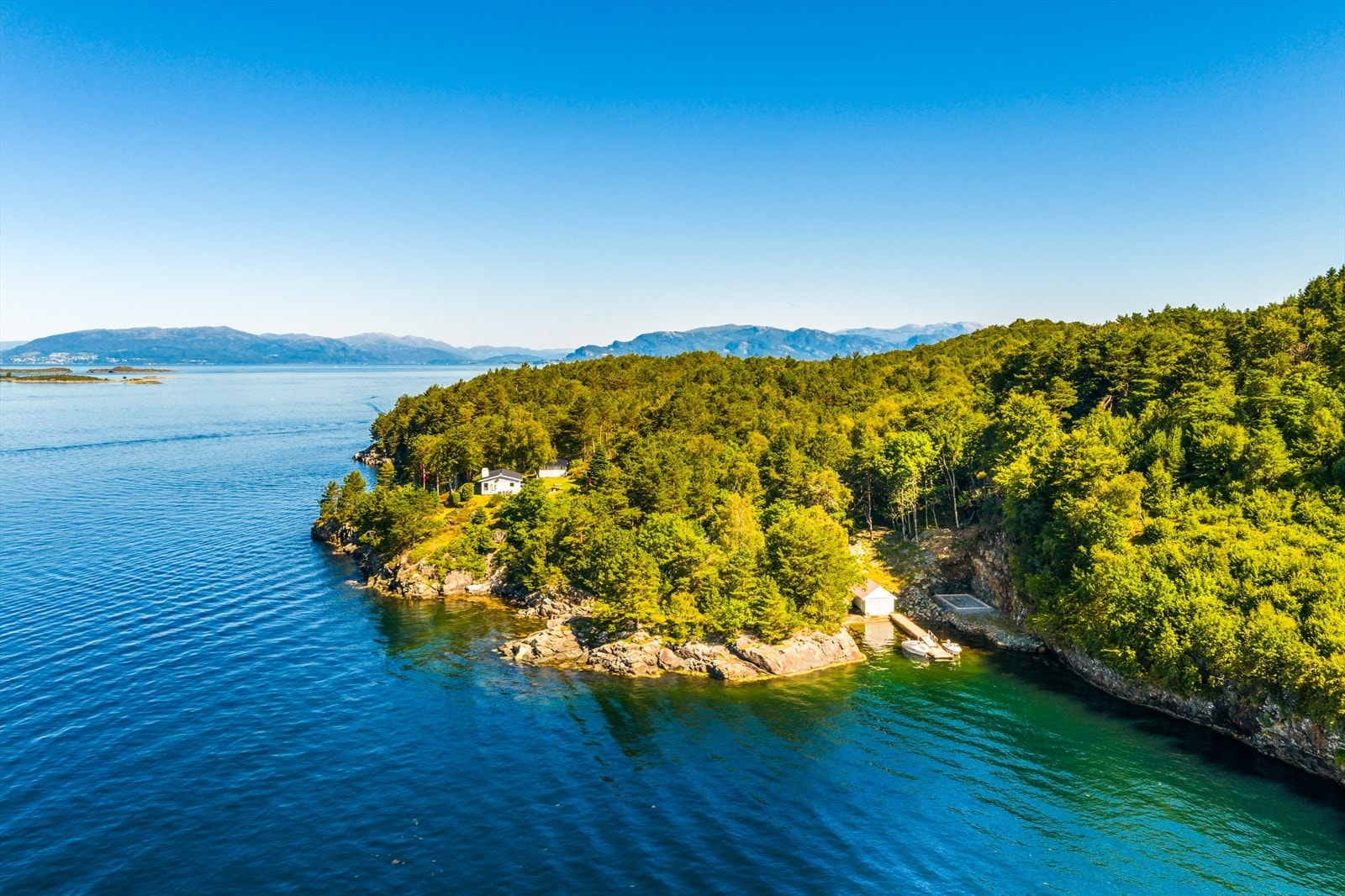 Oversiktsbilde over hytten og nøst på høyre side. Galleribilde