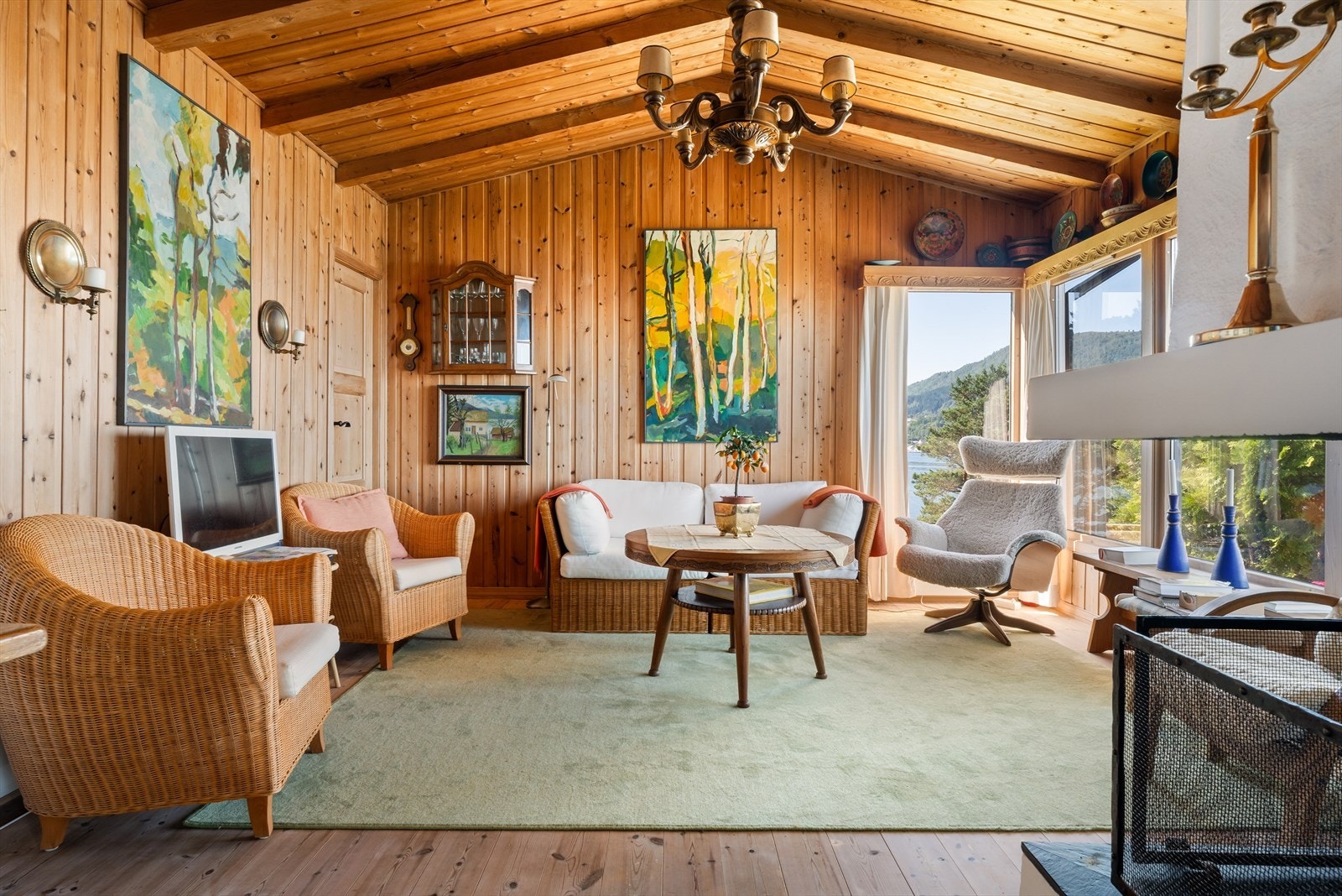 Store vindusflater sørger for et nydelig lysinnslipp i hytten. Galleribilde