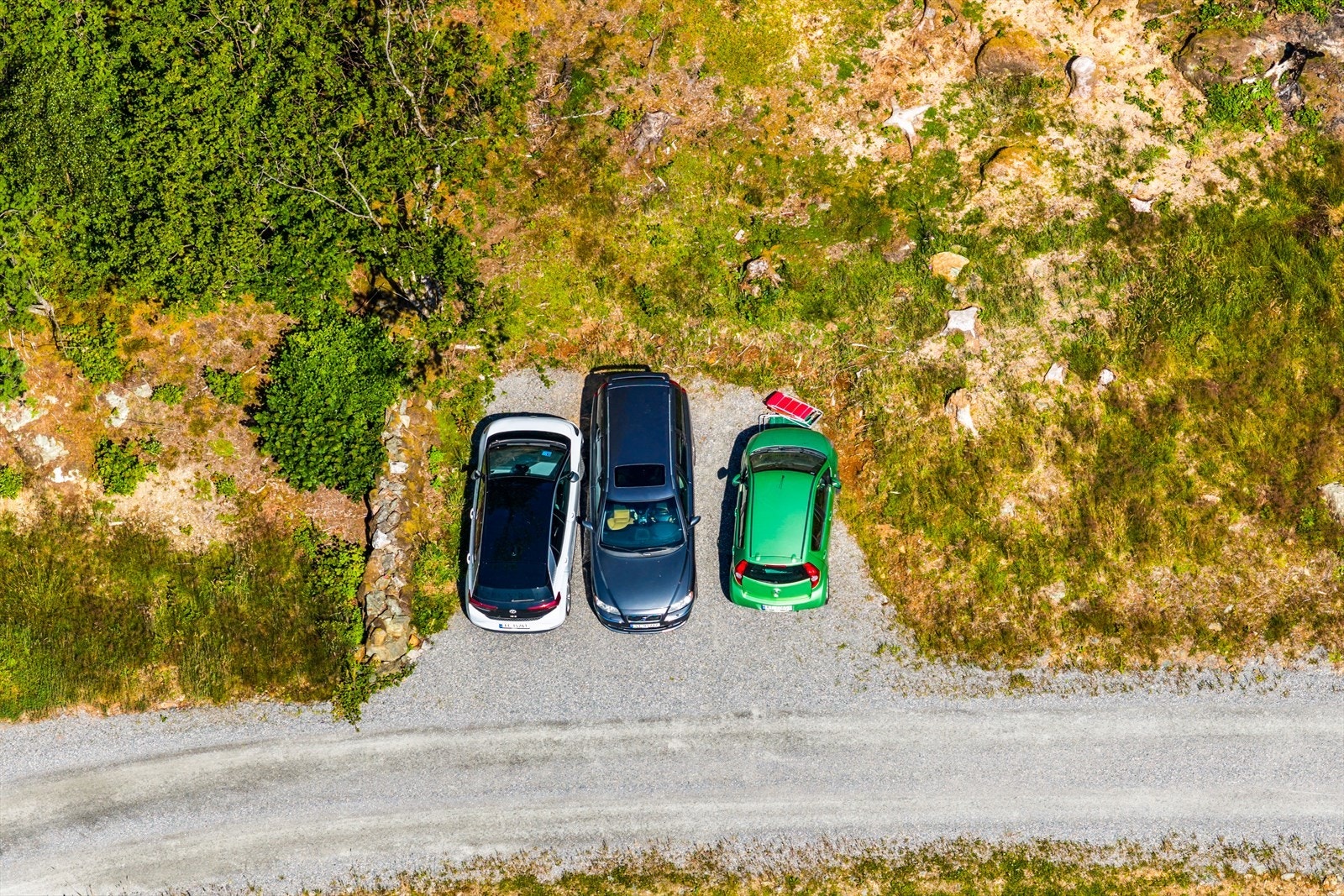 Hytten har bruksrett på to parkeringsplasser på et område på 6x6m. Selger opplyser at de har plass til tre biler der i dag. Fra parkering er det gangrett til hytten. Galleribilde