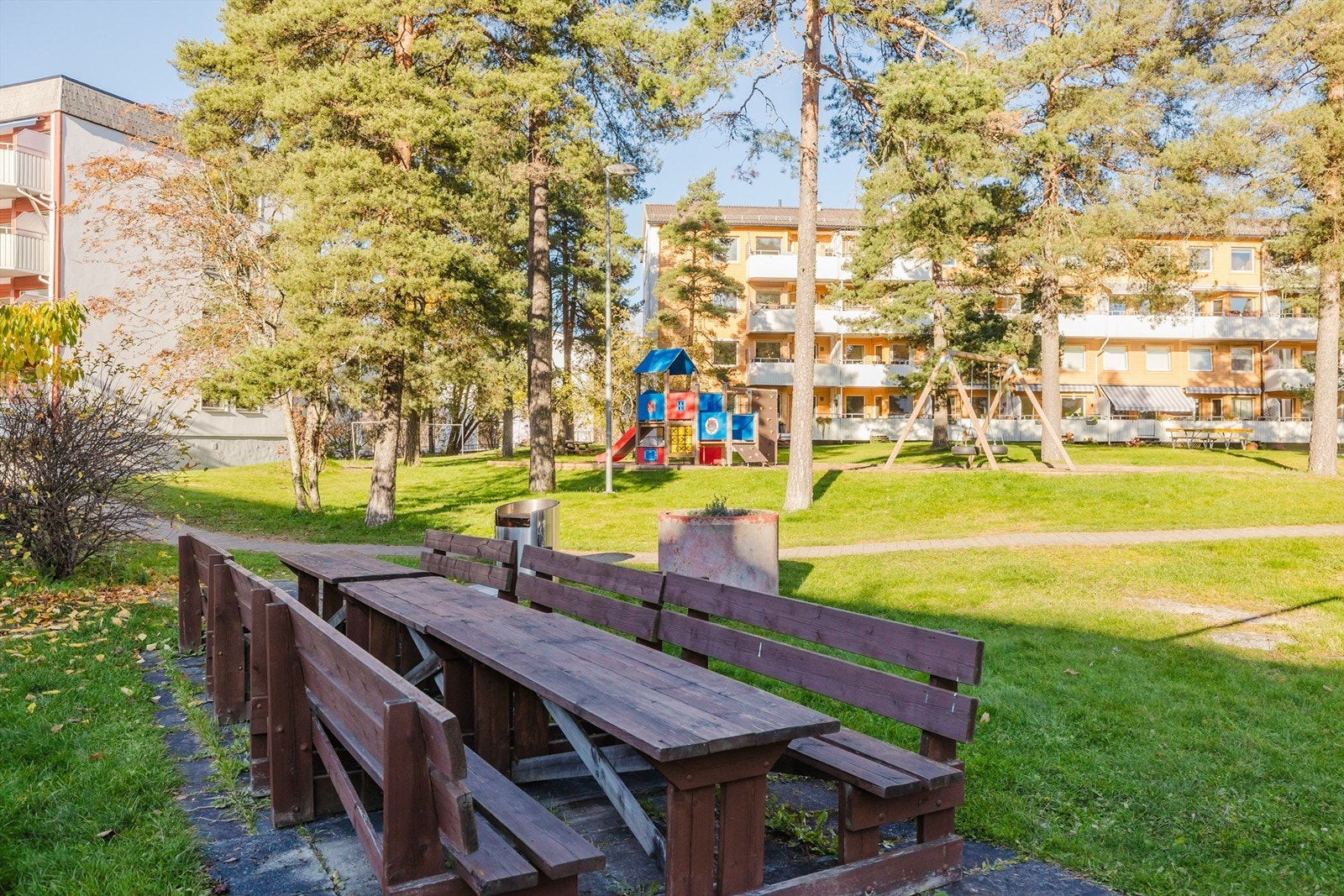 Hyggelig opparbeidet fellesområde bestående av sittegrupper, store grøntarealer og lekeplasser. Galleribilde