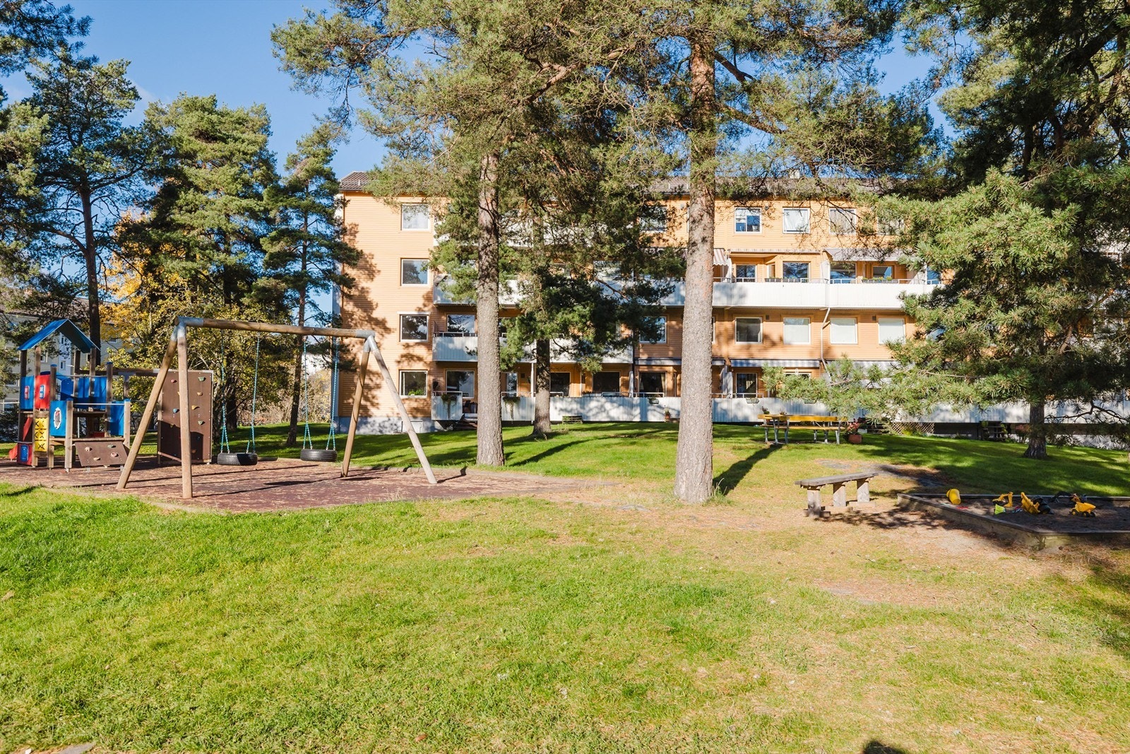 Hyggelig opparbeidet fellesområde bestående av sittegrupper, store grøntarealer og lekeplasser. Galleribilde