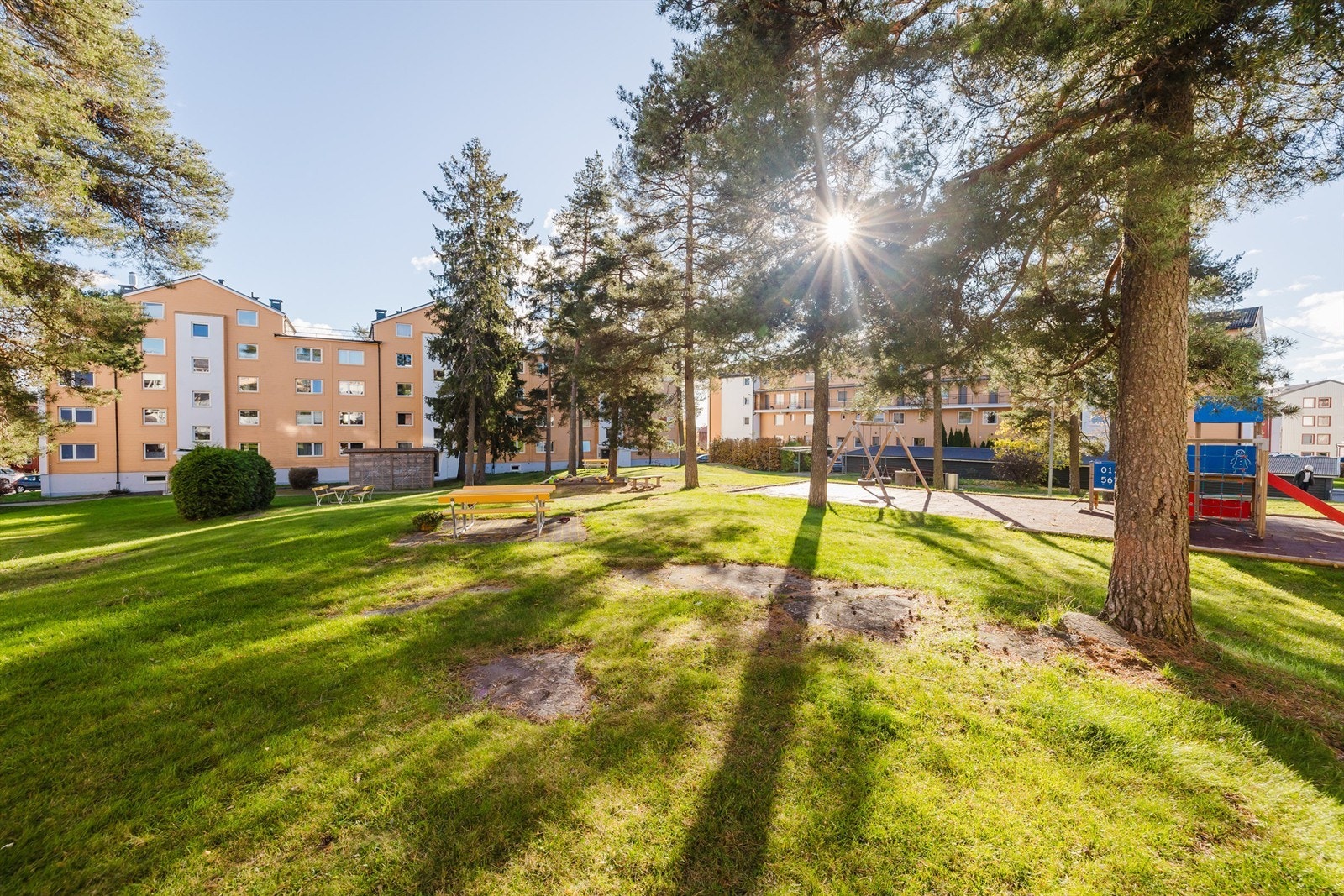 Hyggelig opparbeidet fellesområde bestående av sittegrupper, store grøntarealer og lekeplasser. Galleribilde