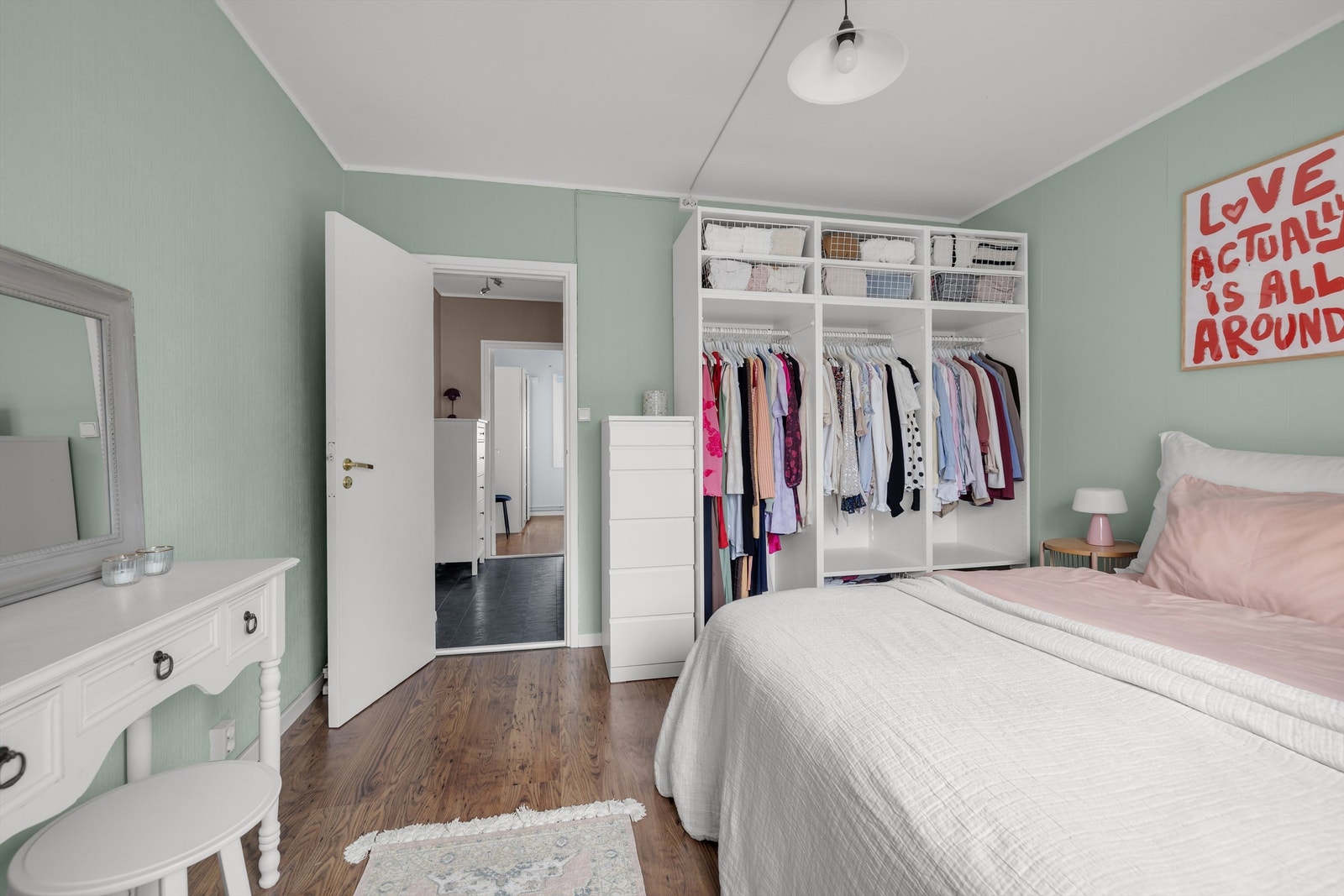 Garderobeskap for oppbevaring av klær medfølger. Galleribilde